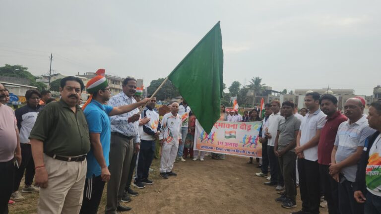 सद्भावना दौड़ का किया गया आयोजन सिवनी यशो:- स्वतंत्रता दिवस के पूर्व दिवस सोमवार 14 अगस्त 23 को जिला प्रशासन द्वारा सद्भावना दौड़ का आयोजन किया गया। सद्भावना दौड़ को मिशन स्कूल ग्राउंड से विधायक सिवनी दिनेश राय एवं कलेक्टर क्षितिज सिंघल द्वारा हरी झंडी दिखाकर रवाना किया गया। इस अवसर पर पुलिस अधीक्षक आर के सिंह, मुख्य कार्यपालन अधिकारी जिला पंचायत सिवनी नवजीवन विजय सहित सभी विभागाधिकारियों- कर्मचारियों, शिक्षकों एवं छात्र छात्राओं की उपस्थिति रही। सद्भावना दौड़ गणेश चौक, शुक्रवारी चौक, नेहरू रोड, नगर पालिका एवं दल सागर से होती हुई पुन: मिशन स्कूल ग्राउंड पहुंचकर समाप्त हुई। सद्भावना दौड़ में स्कूली छात्र-छात्राओं द्वारा पूरे जोश एवं उत्साह के साथ अपनी उपस्थिति दर्ज कर भारत माता की जय एवं विजयी विश्व तिरंगा प्यारा झंडा ऊंचा रहे हमारा के उद्घोष से शहर देशभक्ति के रंग मे डूबा। इस अवसर पर विधायक श्री राय, कलेक्टर श्री सिंघल एवं पुलिस अधीक्षक श्री सिंह सहित अन्य अधिकारियों एवं आमजनों ने स्कूल प्रांगण में लगाए गए स्टॉल से झण्डा क्रय किया। साथ ही साथ उपस्थित आमजनों से हर घर तिरंगा अभियान अंतर्गत अपने घरों, प्रतिष्ठानों एवं कार्यालयों में झण्डा लगाने की अपील की गई