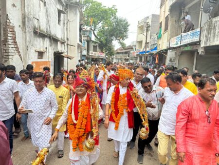 पूर्व विधायक रजनीश सिंह के सानिध्य मे निकाली गई विशाल कावड़ यात्रा छपारा यशो:- नगर से प्रतिवर्ष सावन माह में गुरूरतनेश्वर धाम दिघोरी मे भगवान भोलेनाथ को बैनगंगा नदी का पवित्र जल चढ़ाने के लिए श्रद्धा पूर्वक कावड़ यात्रा निकली जाती हैं। केवलारी विधानसभा के पूर्व विधायक रजनीश सिंह द्वारा सोमवार 14अगस्त को सुबह 10बजे के आसपास छपारा नगर के प्राचीन शिव मंदिर सिद्ध बाबा घाट से बैनगंगा का पवित्र जल लेकर गुरु रत्नेश्वर धाम दिघौरी के लिए यह कावड़ यात्रा निकली।उक्त विशाल कावड़ यात्रा में बड़ी संख्या में महिला,पुरुषो के साथ युवाओं की टीम रही,साथ ही विशेष तौर पे उज्जैन से आये साधु संतो भी इस कावड़ यात्रा में शामिल हुए। विदित हो कि 14 अगस्त को सुबह 10 बजे नगर के बैनगंगा तट सिद्ध बाबा घाट में पूजा अर्चना के बाद प्रारंभ हुई इस कावड़ यात्रा में पूर्व विधायक ठाकुर रजनीश हरवंश सिंह के साथ नगर सहित आसपास के ग्रामीण क्षेत्रों से हजार की संख्या में महिला-पुरुष बिना किसी राजनीतिक भेदभाव के इस विशाल कावड़ यात्रा में शामिल हुए। उक्त कावड़ यात्रा नगर के बैनगंगा तट से प्रारंभ होकर नगर के मुख्य मार्ग से गुजरी जिसका जगह जगह लोगो के द्वारा स्वागत किया गया, साथ ही कुछ देर के लिए हुई बारिश ने भी कावड़ यात्रियों के मनोबल को डिगा नहीं पाई और सभी कावड़ यात्री गिरते हुए पानी में भी अपनी यात्रा जारी रखी। वही 29किलोमीटर दूरी की इस यात्रा का रास्ते में भी जगह जगह स्वागत किया गया,रास्ते में कुछ देर विश्राम और जलपान के साथ यह कांवड़ यात्रा ग्राम दिघौरी स्थित मंदिर गुरु रत्नेश्वर धाम शाम को 5बजे के आसपास पहुंची। वहा स्थित विश्व के एकमात्र सबसे बड़ा स्फटिक शिवलिंग में पूर्ण विधि विधान से बेनगांगा का जल अर्पण किया गया,पूजन पश्चात इस कावड़ यात्रा का समापन किया गया।