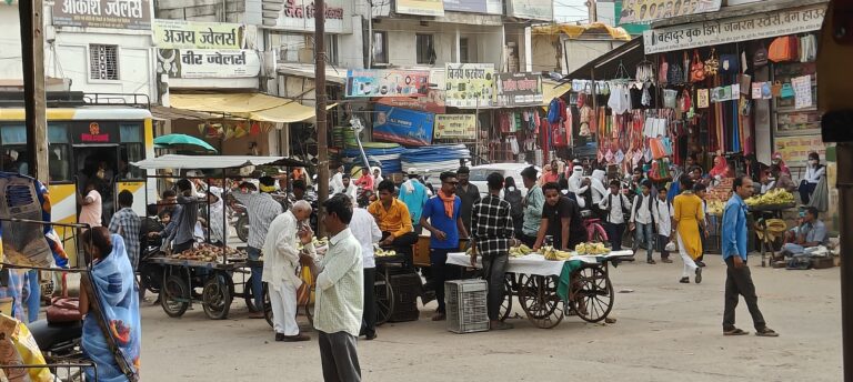 त्यौहार में लचर यातायात व्यवस्था से आम जनता परेशान बरघाट यशो:- नगर वासियों के लिए त्योहारों में लंबे समय से सड़क जाम एक प्रमुख ज्वलंत समस्या बनी हुई है। त्योहारों के प्रारंभ होने के साथ रविवार की छुट्टी के बाद सोमवार को स्कूल-कालेज व दफ्तरों खुलने के साथ हीं सड़कों पर वाहनों का दबाव बढ़ा । लचर यातायात व्यवस्था, सिकुड़ती सड़कें एवं वाहनों के बढ़ते बोझ के आगे सोमवार को ट्रैफिक व्यवस्था लडख़ड़ाती दिखी। त्योहारों में राखी की दुकान सड़कों मैं आगे तक लगाने से अतिक्रमण बढ? गया है, जिसके चलते नगर के भीतर मुख्य सड़क में दिन भर जाम लगते रहा, प्रशासनिक तंत्र भी बढ़ते अतिक्रमण को लेकर ठोस निर्णय नहीं ले पा रहा है। जिसके चलते जनमानस को इसका खामियाजा भुगतना पड़ रहा है। सड़कों का नहीं हो पाया चौड़ीकरण नगर परिषद द्वारा त्यौहार के पहले सड़कों की दोनों ओर चूने की लाइन तो डाल दी गई लेकिन व्यापारियों द्वारा उसके आगे भी अपनी दुकान लगा कर समान फैला दिया गया, जिसके चलते यातायात दिनभर बाधित रहा, पुलिस की भूमिका रही लचर सड़क जाम से शहर वासियों को निजात दिलाने हेतु पुलिस विभाग द्वारा कर्मचारियों की ड्यूटी प्रमुख मार्गो में लगाई जाती थी किंतु त्योहारों के प्रारंभ होने के बाद भी बस स्टैंड जैसे क्षेत्र में भी कोई पुलिस कुर्मी तैनात नहीं रहा, जिसके चलते बस स्टैंड सहित अन्य क्षेत्रों में हाथ ठेलो के साथ अनियंत्रित बसो और कमांडर चालकों के कारण महामाया चौक से लेकर स्टेट बैंक तक जाम की स्थिति निर्मित रही। बस स्टैंड में भी नहीं है कोई पुलिसकर्मी तैनात - बरघाट बस स्टैंड में यातायात व्यवस्था हेतु हमेशा पुलिस कर्मी को तैनात किया जाता रहा? है, किंतु कुछ दिनों से यातायात व्यवस्था कोई भी पुलिस कर्मी देख नहीं रहा जिसके चलते बस स्टैंड परिसर में दिनभर जाम की स्थिति रही।