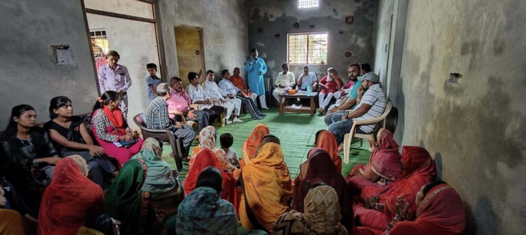 समृद्ध राष्ट्र के लिये भाजपा को जिताएँ - प्रताप सिंह सिवनी यशो:- भारतीय जनता पार्टी की केन्द्र सरकार ने प्रधानमंत्री नरेन्द्र मोदी के नेतृत्व में भारत को एक नई दिशा है भ्रष्टाचार और घोटालों की पहचान को समाप्त कर विकास और गरीब कल्याण के ऐतिहासिक कार्य कर दुनिया को एहसास करा दिया कि भारत कमजोर नहीं दुनिया को दिशा देने वाला सशक्त और समृद्ध राष्ट्र है । आप मोदी जी की महान विकास यात्रा में सहयोग करें। हम चाहते है की चुनाव विकास और गरीब कल्याण के मुद्दे पर हो आम जनता विपक्षियों की भ्रामक बातों से भटके नहीं इस बात को सुनिश्चित करने के लिये भाजपा का एक एक कार्यकत्र्ता पूरी ताकत से जुट जाये । उक्ताशय की बात सिवनी विधानसभा में पहुँचे प्रवासी विधायक योजना के तहत महाराष्ट्र प्रदेश के विधायक प्रताप सिंंह अडसड ने सिवनी उत्तर मंडल की मंडल कार्यसमिति के कार्यकत्र्ताओं से कही । श्री प्रताप सिंह ने विधानसभा संयोजक श्रीनिवास मूर्ति के साथ उत्तर मंडल के कार्यकत्र्ताओं सहित अनेक स्तर के कार्यकर्ताओं एवं पदाधिकारियों से अलग अलग बैठको के माध्यम चर्चा की । विधायक प्रवासी योजना के तहत सिवनी उत्तर मंडल में हुये कार्यक्रम के संबंध में बताया गया है कि विधायक प्रताप सिंह ने मोर्चा प्रकोष्ठों की कार्यसमिति की बैठके लेने के पश्चात संपर्क से समर्थन कार्यक्रम के तहत दैनिक दलसागर के संपादक प्रमोद शर्मा , दैनिक सुदूर संदेश के संपादक अशोक आहूजा, विश्व हिन्दु परिषद के अखिलेश चौहान सहित अनेक गणमान्य नागरिको से भेंट की तत्पश्चात अनेक वार्डो में पहुँचकर लाभार्थियों से भेँट की । प्रवासी विधायक ने उत्तर मंडल के बूथ स्तर तक पदाधिकारियों से चर्चा कर भाजपा की ताकत बनने की आवश्यकता पर जोर दिया । इस अवसर पर भाजपा पूर्व जिला अध्यक्ष प्रेम तिवारी, पूर्व नगर पालिका अध्यक्ष प्रेम तिवारी, जिला उपाध्यक्ष आनंद शर्मा, लालमणी राय, जिला मंत्री डां. अभिजीत चौहान, पीयुष दुबे, उत्तर नगर मंडल के अध्यक्ष संजय सोनी,अजय बाबा पांडे सोशल मीडिया के प्रभारी आशीष सोनी सहित नगर मंडल एवं मोर्चा प्रकोष्ठों के पदाधिकारी गण उपस्थित रहे ।