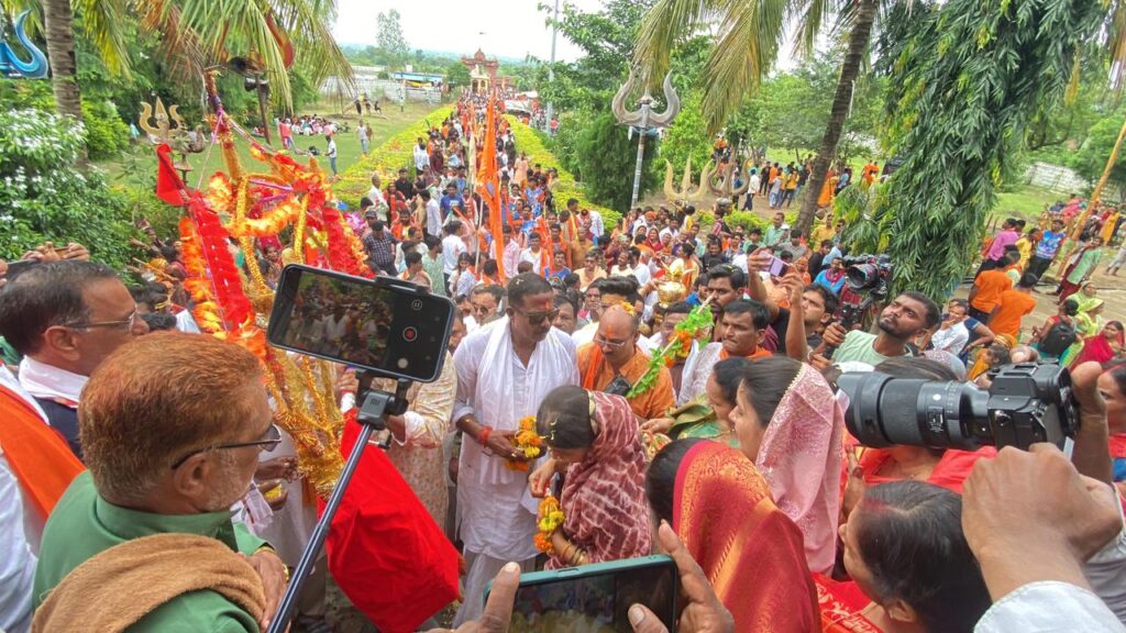 विधायक दिनेश राय मुनमुन ने मंगल कामनाओं के साथ किया भोलेनाथ का जलाभिषेक-हर-हर महादेव के गुंजायमान नारों के साथ श्रद्धा पूर्वक किया गया कांवड़ यात्रा का समापन
-श्री राय की ओर से आयोजित भोजन प्रसाद को हजारों श्रद्धालुओं ने किया गृहण
    सिवनी यशो:- मां बैनगंगा के उदगम स्थल मुंडारा धाम से निकाली गयी बम-बम भोले कांवड़ यात्रा का गुरु रत्नेश्वर धाम मंदिर दिघौरी मे विधायक दिनेश राय मुनमुन सहित शिवभक्तों के द्वारा हर-हर महादेव के गुंजायमान नारों के साथ भगवान भोलेनाथ का श्रद्धा पूर्वक विधि विधान से जलाभिषेक, पूजन कर समापन किया गया। ब्रह्मलीन द्विपीठाधीश्वर पूज्यपाद जगतगरु शंकराचार्य स्वामी श्री स्वरूपानंद सरस्वती जी महाराज के आशीर्वाद से प्रतिवर्ष भगवान भोलेनाथ के प्रिय श्रावण मास पर मां बैनगंगा के उदगम स्थल मुंडारा धाम से निकाली जाने वाली शिवभक्तों की दो दिवसीय कांवड़ यात्रा का आज गुरु रत्नेश्वर धाम दिघौरी मे विधायक श्री  राय  सहित कांवडिय़ों द्वारा श्रद्धा पूर्वक विधि विधान से जलाभिषेक, पूजन कर समापन किया गया। कांवड़ यात्रा के द्वितीय दिवस सोमवार 21 अगस्त 2023 को पावन श्रावण सोमवार पर प्रात: काल 04:00 बजे विधायक श्री राय ने शिव भक्त कांवडिय़ों के साथ मंदिर मे माता रानी के दर्शन व पूजन के पश्चात धर्म और आस्था की कांवड यात्रा प्रारंभ कर ग्राम करहैया, जैतपुर, खैरी, भाटीवाडा, मुंगवानी, सापापार, चौड़ा होते हुए प्रात: 11:30 बजे गुरुरत्नेश्वर धाम दिघौरी पहुंचे। जहां पर श्री राय द्वारा सभी के सुख, शांति एवं समृद्धि की मंगल कामनाओं के साथ कांवड़ मे भरकर लाये गये मां बैनगंगा के पवित्र निर्मल जल से मंदिर में विराजमान भगवान भोलेनाथ के विश्व प्रसिद्ध पारदर्शी स्फटिक शिवलिंग का विद्वान श्री सागर जी महाराज के मुखारविंद से प्रवाहित मंत्रोच्चार के साथ जलाभिषेक व पूजन किया गया। 
  इसके पश्चात विधायक श्री राय व श्रद्धालुगणों द्वारा मंदिर प्रांगण मे ब्रह्मलीन पूज्यपाद जगतगरु स्वामी श्री स्वरूपानंद सरस्वती जी महाराज को भावपूर्ण श्रद्धासुमन अर्पित किया गया। तत्पश्चात विधायक श्री दिनेश राय मुनमुन  की ओर से भक्तजनों के लिए आयोजित भोजन प्रसाद (भंडारे) को हजारों श्रद्धालुओं द्वारा गृहण कर पुण्य लाभ अर्जित किया गया। इस गरिमामय अवसर पर हजारों की संख्या मे शिवभक्त श्रद्धालुओं की गरिमामय उपस्थिति रही।