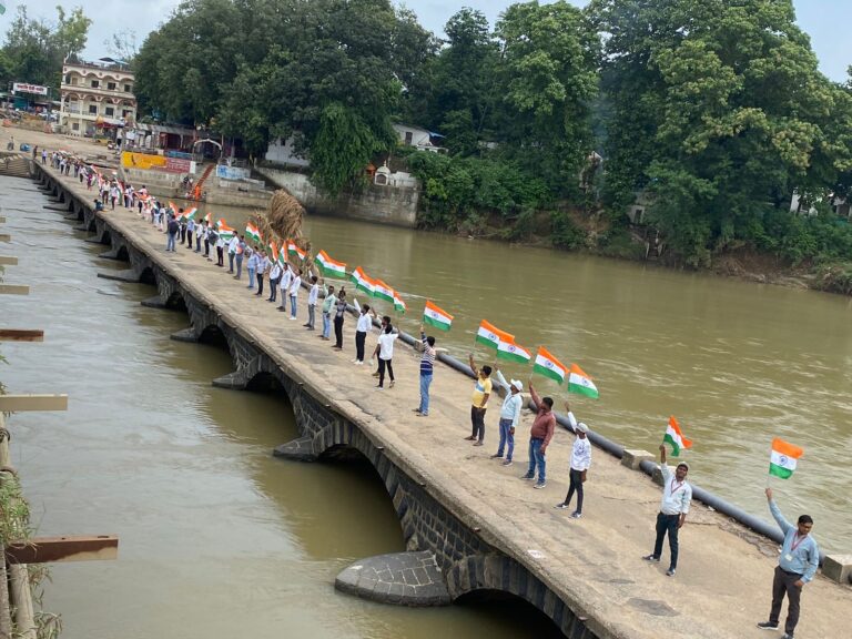 हर घर तिरंगा’ अभियान का आगाज, जिलेभर में हुए विविध आयोजन मंडला। आजादी के अमृत महोत्सव के तहत देश भर में राष्ट्रभक्ति की भावना जागृत करने अपने-अपने घरों में राष्ट्रीय ध्वज फहराने के लिए जागरूक करने तथा राष्ट्रीय ध्वज के बारे में जागरूकता उत्पन्न करने के लिए जिले में 13 अगस्त से 15 अगस्त तक हर घर तिरंगा अभियान संचालित किया जा रहा है। अभियान के प्रथम दिवस जिलेभर में जागरूकता से संबंधित विविध कार्यक्रम आयोजित किए गए। इस अवधि में नागरिकों को अपने-अपने घरों में राष्ट्रीय ध्वज फहराने के लिए प्रेरित किया जा रहा है। मानव श्रृंखलाएं बनाई गई 13 से 15 अगस्त तक चलने वाले ’हर घर तिरंगा’ अभियान के प्रथम दिवस जिला मुख्यालय के रपटाघाट, सहस्त्रधारा, रामनगर किला, कान्हा गेट खटिया, नारायणगंज, मवई आदि स्थानों पर मानव श्रृंखलाओं का निर्माण किया गया जिनमें स्व-सहायता समूह की दीदियाँ, स्वयंसेवी संगठनों एवं सामाजिक संगठनों के सदस्य, बीएसडब्ल्यू एवं एमएसडब्ल्यू, जनसेवा मित्र तथा विभिन्न विभागों के अधिकारी, कर्मचारी तथा आमजन ने बड़ी संख्या में उत्साहपूर्वक हिस्सा लिया। इसी क्रम में कॉलेज तथा स्कूलों के विद्यार्थियों के द्वारा तिरंगा रैलियों का आयोजन किया गया। स्व-सहायता समूह की दीदियों ने निकाली जागरूकता रैली ’हर घर तिरंगा’ अभियान के आयोजनों की श्रृंखला में जिले के प्रत्येक ग्रामों में स्व-सहायता समूह की दीदियों द्वारा जागरूकता रैली का आयोजन किया गया। इस दौरान उन्होंने भारत माता की जय, वंदे मातरम तथा तिरंगा झंडा अमर रहे हमारा के नारे लगाते हुए ग्राम के प्रमुख मार्गों का भ्रमण किया। उन्हांेने रैली के माध्यम से ग्रामवासियों को ’हर घर तिरंगा’ अभियान के उद्देश्यों के बारे में जानकारी देते हुए उनसे अपने-अपने घरों में राष्ट्रीय ध्वज लगाने की अपील की। पुलिस अधीक्षक ने हरी झंडी दिखाकर किया रवाना ’हर घर तिरंगा’ अभियान के तहत वाहन रैली का आयोजन किया गया। पुलिस लाईन से निकाली गई इस वाहन रैली को पुलिस अधीक्षक रजत सकचेला ने हरी झंडी दिखाकर रवाना किया। इस अवसर पर अपर कलेक्टर राजेन्द्र कुमार सिंह सहित सभी विभागों के जिलाधिकारी उपस्थित रहे। रैली में पुलिस के जवानों के साथ-साथ विभिन्न स्वयंसेवी तथा सामाजिक संगठनों के सदस्यों ने भी उत्साहपूर्वक हिस्सा लिया। यह रैली पुलिस लाईन से प्रारंभ होकर बिंझिया तिराहा, बस स्टेंड, चिलमन चौक, अम्बेडकर चौक, रेडक्रॉस, बैगा-बैगी चौक, नेहरूस्मारक, महाराजपुर होते हुए संपन्न हुई। वाहन रैली के दौरान प्रतिभागियों ने ’भारत माता की जय’, ’वंदे मातरम’ तथा ’तिरंगा झंडा अमर रहे’ के नारे लगाते हुए आमजन को देशभक्ति का संदेश दिया। उन्होंने नगरवासियों से 13 से 15 अगस्त 2023 तक अपने घरों में तिरंगा झंडा लगाने का आव्हान किया।