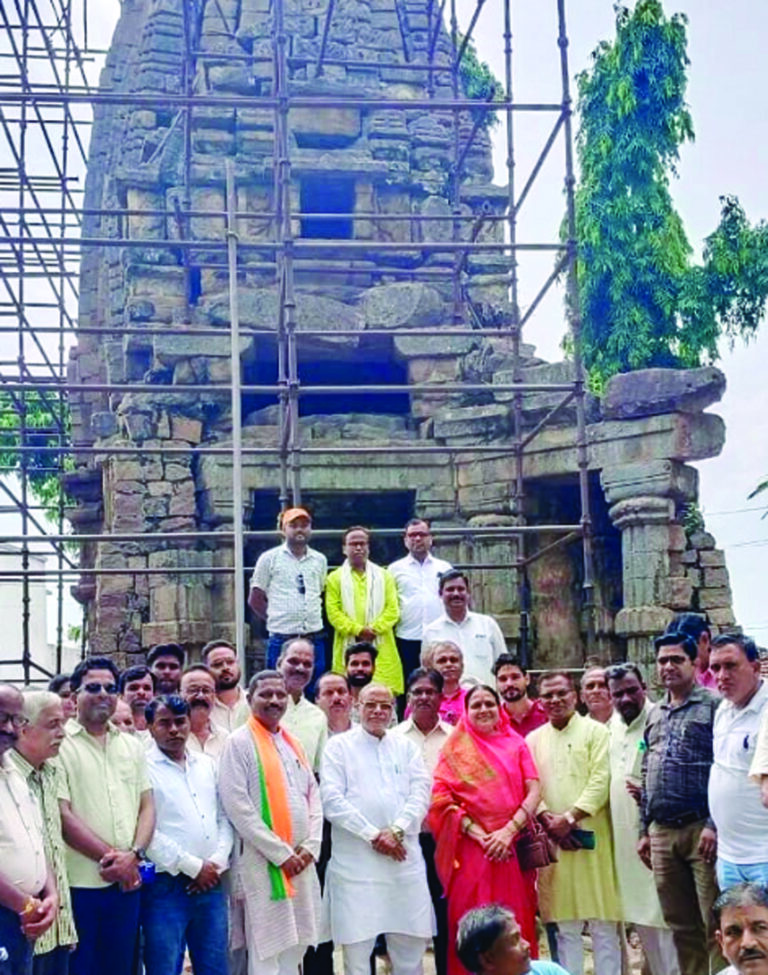 आष्टा मंदिर का जीर्णोद्धार करने भूमिपूजन किया डॉ. बिसेन ने सिवनी। ग्राम आष्टा में माता महाकाली के मंदिर का पुरातत्व विभाग द्वारा कराये जाने वाले जीर्णोद्धार कार्य का बालाघाट सांसद डॉ. ढालसिंह बिसेन के द्वारा किया गया। पुरातात्विक धरोहर को संरक्षित करने के लिए दी गई राशि के लिए डॉ. बिसेन ने देश के प्रधानमंत्री नरेंद्र मोदी एवं संस्कृति एवं पर्यटन मंत्री किशन रेड्डी गंगापुरम का आभार व्यक्त किया है। बताया गया है कि केंद्रीय संस्कृति एवं पर्यटन मंत्रालय ने पुरातात्विक धरोहर के रूप में आष्टा के मंदिर का जीर्णोद्धार करने के लिए 49 लाख 72 हजार 439 रू. की राशि स्वीकृत की है। इस राशि से प्रथम चरण में दो मंदिरो का संरक्षण कार्य किया जायेगा जिसमें प्रतिमाओं का अभिलेखीकरण, सफाई और मंदिरो का संरक्षण होगा। इस कार्य का शुभारंभ करने के लिए पूजन सांसद डॉ. ढालसिंह बिसेन ने किया है। कार्यक्रम में श्रीमती मीना बिसेन, डॉ. श्याम कुमरे, नरेश वरकड़े, गौरव बिसेन, विवेक बिसेन, राम पटले, विजय राहंगडाले सहित पुरातत्व विभाग के अधिकारी उपस्थित थे।