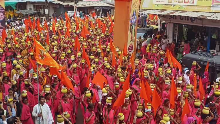 भव्य कलश एवं शोभायात्रा के साथ स्वामी रामभद्राचार्य जी की श्रीराम कथा प्रारंभ सिवनी यशो: - शनिवार 09 सितंबर से पालीटेक्रिक ग्राउंड सिवनी में तुलसी पीठाधीश्वर जगदगुरू रामानन्दाचार्य, पद्म विभूषण स्वामी रामभद्राचार्य महाराज जी की श्री राम कथा का शुभारंभ भव्य कलश यात्रा एवं शोभायात्रा के साथ प्रारंभ हुआ । श्रीराम कथा के शुभारंभ के लिये सिवनी नगर के ऐतिहासिक धार्मिक सिद्धपीठ मठ मंदिर से भव्य कलश यात्रा निकाली गयी कलश यात्रा में 11 हजार से अधिक कलशों के साथ ऐतिहासिक शोभायात्रा निकली पूरा नगर राम नाम के जयकारों से गुंजायमान होता रहा है तीन किलो मीटर से अधिक दूरी की शोभायात्रा में कलश लिये हुये मातृशक्ति की भक्तिमय आस्था ने नगर को राममय बना दिया । धार्मिक विधि विधान के अनुसार विद्वान आचार्यो के मार्गदर्शन में निकली शोभायात्रा में महिलाएँ गुलाबी वेश में यात्रा में श्रद्धा और भक्ति के साथ शामिल हुई । शोभा यात्राा में दूर-दराज से आए संत और आमजन बड़ी संख्या में शोभायात्रा में शामिल हुये । शोभा यात्रा का नगर के मार्ग में लगातार पुष्प वर्षा के माध्यम से स्वागत किया जा रहा है । शोभायात्रा के मार्ग में जगह जगह स्वागत द्वार बनाये गये थे एवं पूरे मार्ग को भगवाध्वजो के माध्यम से सजा गया था । अनेक स्थानों पर पेयजल एवं फलों का वितरण प्रसाद के रूप में किया जा रहा था । शोभा यात्रा नगर भ्रमण करते हुये कथा स्थल पर पहुँची जहाँ यह शोभायात्रा धर्म सभा में परिवर्तित हो गयी । भव्य कलश यात्रा में शामिल महिलाएँ सिर पर कलश लेकर मठ मंदिर सेे छिंदवाड़ा चौक, महावीर मढिय़ा, शंकर मढिय़ा से नगर पालिका चौक, बस स्टैण्ड होते हुये कचहरी चौक, पाल पेट्रोल पंप से बाहुबली चौक होते हुये पालीटेक्रिक ग्राउंड कथा स्थल पर पहुँची इस शोभायात्रा में अनेक सुंदर झांकियाँ और भजनमंडलियाँ शामिल रही । । भव्य कलश यात्रा में शामिल श्रद्धालु जय श्री राम के जयकारे लगाते हुए यात्रा को भव्यता प्रदान कर रहे थे । इस आकर्षक और ऐतिहासिक कलश यात्रा से नगर तथा जिले का पूरा माहौल भक्तिमय हो उठा । । कलश यात्रा कथा स्थल पर पहुँचकर धर्मसभा में परिवर्तित हो गयी जहाँ पूज्य तुलसी पीठाधीश्वर जगदगुरू रामानन्दाचार्य, पद्म विभूषण स्वामी रामभद्राचार्य महाराज जी के श्रीमुख से श्री राम कथा का भक्तिमय प्रवाह सुना गया । व्यास पीठ पर तुलसी पीठाधीश्वर जगदगुरू रामानन्दाचार्य, पद्म विभूषण स्वामी रामभद्राचार्य महाराज जी के पहुँचने पर कथा के यजमान एवं सिवनी विधायक दिनेश राय मुनमुन सहित गणमान्यजनों ने स्वागत किया । कथा के प्रथम दिवस पूज्य रामभद्राचार्य ने भगवान के सुंदर स्वाभाव एवं उनके गुणों का वर्णन करते हुये भक्तिमय स्तुति पर केन्द्रित कथा का विस्तार से वर्णन करते हुये रामभक्त हनुमान का वर्णन किया । स्वामी रामभद्राचार्य जी ने कहा कि भगवान श्रीराम की आराधना और पूजा से सभी देवताओं की पूजा हो जाती है । 9 दिनों तक चलेगा धार्मिक कार्यक्रम सिवनी विधायक दिनेश राय मुनमुर्न ने बताया कि तुलसी पीठाधीश्वर जगदगुरू रामानन्दाचार्य, स्वामी श्री रामभद्राचार्य महाराज जी की श्री राम कथा पालीटेक्रिक प्रांगण में शनिवार 09 सितंबर से प्रतिदिन दोपहर 3:00 बजे से शाम 7:00 बजे तक 17 सितंबर तक चलेगी। आज प्रथम दिवस कलश यात्रा एवं शोभायात्रा के कारण कथा कुछ बिलंब से प्रारंभ हुई परंतु आगामी दिनों से निर्धारित समय दोपहर 3:00 बजे कथा प्रारंभ होगी । रामकथा में पहुँचने वाले श्रोत्राओं के वाहनो की पार्किंग के लिये नगर के अनेक स्थानों पर व्यवस्था रहेगी , मातृशक्ति के बैठने के लिये पृथक व्यवस्था के साथ बुजुर्ग और विकलंगो के लिये व्यवस्थाएँ रहेगी कथा में पहुँचने के लिये सभी श्रोता विशिष्ट रहेंगे किसी भी व्यक्ति के लिये विशेष पास और व्यवस्थाएँ पृथक से नहीं रहेगी सभी पहुँचने वाले श्रद्धालुओं के लिये समान व्यवस्थाएँ रहेगी ।