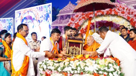 ईश्वरीय कार्य करने की क्षमता जानने सुरसा ने ली थी हनुमान जी की परीक्षा - स्वामी रामभद्राचार्य जी सिवरी यशो:- पालीटेक्निक मैदान सिवनी में चल रही भक्तिमय श्रीराम कथा के नौवे एवं अंतिम दिवस समापन पर परमपूज्य श्री चित्रकूट तुलसीपीठाधीश्वर पद्मविभूषण जगद्गुरु श्री रामानंदाचार्य स्वामी रामभद्राचार्य जी महाराज जी ने कथा के आठवें दिन की कथा रावण द्वारा माता सीता का छल पूर्वक हरण कर लिया जाता है उसके पश्वात भगवान श्रीराम की भेंट हनुमान एवंं सुग्रीव से होती है जो भगवान श्रीराम को माता सीता जी की खोज के लिये मदद करने का वचन देते है और इसी दौरान बलि का वध होता है । इस कथा को महाराज जी ने आगे बढाते हुये सुंदरकांड की कथा को विस्तार पूर्वक जनसमुदाय को सुनाते हुये बताया कि हनुमान जी महाराज जामवंत जी की कहने पर समुद्र को पार करने के लिये तैयार हो जाते है । इस दौरान श्रीराम भक्त हनुमान पाँच कार्य करने का संकल्प लेते है पहला काम समुद्र को पार करना, माता सीात के दर्शन अशोक वाटिका को उजडऩा, अक्षय कुमार का वध करना और रावण की सोने की लंका को जलना । स्वामी रामभद्राचार्य जी ने बताया कि श्रीराम भक्त हनुमान ने भगवान श्रीराम का स्मरण किया और हनुमानजी जब सीता की खोज में समुद्र पार कर रहे थे, तब उन्हें कई समस्याओं का सामना करना पड़ा। सुरसा और सिंहिका नाम की राक्षसियों ने हनुमानजी को समुद्र पार करने से रोका था, लेकिन वे नहीं रुके और लंका पहुंच गए। हमें भी कदम-कदम पर ऐसे ही संघर्षों का सामना करना पड़ता है। संघर्षों से न डरते हुए अपने लक्ष्य की ओर बढऩे की सीख हनुमानजी से लेनी चाहिए। हनुमान जी ने बुद्धि से काम लेते हुये जहाँ समुद्र पार करते समय सुरसा के समक्ष पहले अपने शरीर को बढाया और जैसे जैसे सुरसा ने अपने शरीर को बढाया हनुमान जी ने भी रूप दोगुना कर लिये परंतु एक समय ऐसा जब सुरसा रूप बहुत बड़ा हो गया तो हनुमान जी ने सूक्ष्म रूप धारण कर सुरसा के मुँह में प्रवेश कर बाहर आगये सुरसा जो नागों की माता थी उन्होंने हनुमान जी को आशीष दिया कि हनुमान तुम जिस ईश्वरीय कार्य से जा रहे हे वह करने में आप सफल हो जाओगे । सुरसा को प्रणाम कर हनुमान जी लंका पहुँचे जहाँ उन्होंने लंकनी का वध किया और लंका का भ्रमण कर एक एक भवन देखा तथा श्रीराम के नाम से सुज्जित एक भवन को देखकर उस स्थान पर पहुँचे जहाँ श्रीराम के भक्त विभीषण रहते थे । विभीषण से माता सीता और रावण की लंका के संबंध में जानकारी लेकर माता सीता के पास पहुँचे माता सीाता को श्रीराम की दी हुई अंगूठी देते हुये अपना परिचय दिया और फिर अशोक वाटिका पहुँचाकर उसे उजाड दिया और यहीं अक्षय कुमार का वध किया । अक्षय कुमार वध के पश्चात मेघनाथ नागपास में बांध कर रावण के दबरबार में हनुमान जी को लेकर जाते है जहाँ रावण के आदेश पर हनुमान जी की पूंछ में आग लगा दी जाती हनुमान जी घूम घूम कर पूरी लंका जला देते है केवल विभीषण जी एवं माता सीता के निवास को छोड़़ देते है माता सीात का आशीष लेकर हनुमान जी श्रीराम के पास वापिस जाते है और कथा को स्वामी जी सुंदर और भक्तिपूर्ण तरीके से बताते हुये विभीषण जी के राज तिलक और समुद्र पर रामसेतु निर्माण की कथा को बताते हुये लंका पति की विशाल सेना का नाश करते हुये रावण को मारने और माता सीता सहित अयोध्या पहुँचने की विस्तार से कथा का वर्णन करते हुये भगवान श्रीराम के राज तिलक तक का सुंदर वर्णन करते है । सनातन संस्कृति विश्व का मंगल करने वाली : सनातन के विरोधियों को नष्ट कर दो स्वामी रामभद्राचार्य जी ने भक्तिमय सुंदर राम कथा के साथ ही मंच से कहा कि सनातन पर संकट आये और संत चुप रहे यह संत के गुण नहीं है । उन्होंने कहा कि मैने सनातन की रोटी खाई है सनातन धर्म की वकालत करना और उसकी रक्षा में खड़े रहना हमारा धर्म है उन्होंने इस बात पर आपत्ति की कि देश में सनातन धर्म के बड़े बड़े संत और शंकराचार्य सनातन धर्म पर आक्रमण हो रहा है वे चुप चाप बैठे है उन्होंने इस चुप्पी पर बेहद तीखी प्रतिक्रिया व्यक्त की । सनातन के विरोध में बोलने वाले नेताओं के बारे उन्होंने कहा कि जिस नेता को सनातन धर्म में किसी भी प्रकार का दोष दिखता है वह मुझसे आकर बहस करे और एक भी ऐसा दोष बता दे जो मुझे संतुष्ट कर सके मैं जगद्गुरू की पदवी छोड़कर त्रिदंड गंगा जी बहा दूंगा उन्होंने सनातन धर्म को दुनिया का सर्वश्रेष्ठ धर्म बताते हुये कहा कि सनातन धर्म पूरे विश्व को श्रेष्ठ बनाने और विश्व की मंगलकामना करने वाला धर्म है इसमें कहीं भी संकुचित भाव नहीं है । स्वामी राम भद्राचार्य जी ने कहा कि इंडिया गठबंधन सनातन समाज को बंटाने का षडयंत्र कर रहा है और देश को तोडऩे के लिये यह गठबंधन काम कर रहा है । स्वामी जी ने स्पष्ट रूप से कहा कि आगामी चुनाव भाजपा और कांग्रेस के बीच नहीं है चुनाव धर्म और अधर्म के बीच हो रहा है उन्होंने सनातन धर्म की समर्थक भाजपा को जिताने के लिये उपस्थित जनसुदाय को कहा और कहा कि सनातन धर्म को मुगल और अंग्रेज नहीं मिटा पाये यह सनातन विरोधी भी कुछ नहंीं कर पायेंगे आप लोग सनातन की समर्थक राजनैतिक पार्टी के साथ खड़े रहे । कथा के अंतिम दिवस पर कथा स्थल पर सुबह के समय हवन का कार्यक्रम संपन्न हुआ इस कार्यक्रम में अनेक भक्तों ने शामिल होकर पुण्य लाभ का अर्जन किया । दोपहर बाद कथा पंडाल में उपस्थित श्रोताओं को कथा महाराज श्री ने कथा सुनाई और अंत में भंडार प्रसाद सभी उपस्थित जनों ने ग्रहण किया । स्वामी राम भद्राचार्य जी ने सिवनी विधायक दिनेश राय मुनमुन को स्व रचित मानस की प्रति भेंट कर इसका अध्ययन करने की आज्ञा दी । सिवनी विधायक के दोनों पुत्रों ने महाराज श्री से गुरू दीक्षा प्राप्त की ।