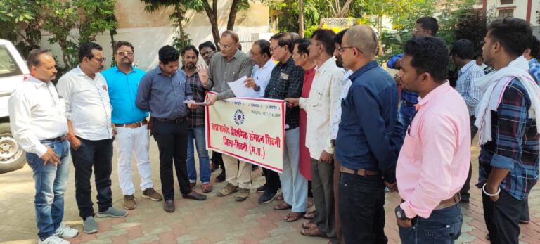 विद्यालय, महाविद्यालय की 13 सूत्रीय मांगो को ले अशैस ने सौपा ज्ञापन जिले भर की प्रायवेट शाला के प्रबंधक हुये शामिल सिवनी यशो:- जिले के अशासकीय विद्यालयों की सात सूत्रीय तथा अशासकीय महाविद्यालयों की 5 सूत्रीय मागों को लेकर जिला प्रशासन के समय अशैस संगठन ने ज्ञापन सौपा। विद्यालयों की मांग के संदर्भ मे फीस नियामक आयोग के माध्यम से अशासकीय विद्यालयों की फीस का निर्धारण किया जाये, ताकि प्रति अभिभावको एवं संस्था के बीच पारदर्शिता बनी रहे। शासन के मापदण्ड पूर्ण करने वाले विद्यालयों को न्यूनतम 5 वर्षो की स्थायी मान्यता प्रदान की जाए। अशासकीय विद्यालयों के प्राचार्यों को सी.बीएसई की तर्ज पर हाई/ हायर सैकेन्डरी तथा 5 वी 8 वी की परीक्षाओं में केन्द्राध्यक्ष बनाया जाने शासकीय विद्यालयों के शिक्षको के लिए शासकीय शिक्षा विद्यालयों में बीएड एवं डाइट संस्थानों से डी. एड प्रशिक्षण दिया जाता है इसी तर्ज पर 20 प्रतिशत सीट अशासकीय विद्यालय मे शिक्षण कर रहे शिक्षकों के लिए निर्धारित की जाए। उत्कृष्ट कार्य करने वाले अशासकीय विद्यालयों के शिक्षकों को राज्यपाल पुरुस्कार से सम्मानित किया जाए आर. टी. आई. शुल्क प्रक्रिया का शिथिलीकरण दिया जाए एवं पूर्व वर्षो से वंचित छात्रों के लिए एक वर्ष पोर्टल खोलकर गत वर्षो से रुके परिणाम प्रकरणों को पूर्ण करने अंतिम अवसर प्रतिपूर्ति का दिया हाको पर्यावरण उन्नयन समिति का गठन प्रत्येक विद्यालयों में किया जाए। इसी तरह महाविद्यालयों को लेकर सौपे गये ज्ञापन में केन्द्र सरकार द्वारा निर्मित नई शिक्षा नीति को अक्षरश: प्रवेश परीक्षा उपस्थिति छात्रवृत्ति परीक्षा परिणाम, कौशल संवर्धन के लिए लागू किया जाए जिससे एक कक्षा में अधिकतम 40 छात्रों की प्रवेश व्यवस्था सतत उपस्थिति पर छात्रवृत्ति एवं परीक्षा एक रोजगार परक पाठ्यक्रम को लागू करने की व्यवस्था कठोरता से लागू की आए। 40 से अधिक प्रवेश किसी भी महाविद्यालय की किन्ही भी कक्षाओं में न कराया जाए हर राउण्ड में सीट वृद्धि बिना एप्रुबल की जाकर शिक्षा को प्रवेश मात्र प्रवेश, परीक्षा एवं डिग्री बाटने की व्यवस्था ना बनाया जाए। एनईपी- 2020 के तहत अशासकीय महाविद्यालयों में समन्वय बनाने परीक्षा एक परीक्षाकेन्द्र प्रथक महाविधालय में किया जाना जरूरी है। अध्ययनरत महाविद्यालय का छात्र उसी महाविद्यालय में परीक्षा ना दे अन्यत्र महाविद्यालय में परीक्षा दे इसे कठोरता से लागू किया जाए। छात्रवृत्ति में असमानता दूर की जाए ताकि विद्यार्थियों को अन्य जिले में भटकना ना पड़े जिला स्तर पर विश्वविद्यालय का गठन किया जाए एवं नई शिक्षा नीति का सख्ती से पालन दिया जाए। शिक्षा में गुणवता हेतु परीक्षा अध्यापन एवं इंफ्रास्टक्चर उपस्थिति एवं सीटों सख्ती से पालन किया जाए। इन मांगों से लेकर अशासकीय शैक्षणिक संगठन के प्रदेशाध्यक्ष डा. के.के. चतुर्वेदी, आर. आर. रघुवंशी बेलपेट, अखिलेश तिवारी चक्की खमरिया, तेरसिहं राहगंडाले गगेरुआ गजेश ठाकरे बरघाट, डा. ओम मिश्रा पीपरवानी कुरई गजेन्द्र देशमुख, सुरेश डहरवाल, मनीष पाण्डे खवासा फिरदौस खान धनौरा वाय.एस. राणा, नरेन्द्र अग्रवाल सिवनी राजेश शिवहरे भीमगढ मनीष चौरसिया जी.पी. सेन अखिलेश यादव दीपेन्द्र शुक्ला देवीसिह निर्मलकर एच.के चतुर्वेदी अमिता चतुर्वेदी आरके चतुर्वेदी देवी सिंह सहित अनेक लोग शामिल हुये।