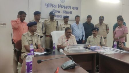 लोनिया गोली कांड के फरार आरोपी गिरफ्तार, पुलिस ने किया खुलासा सिवनी यशो:- गत 30 अगस्त को थाना कोतवाली सिवनी क्षेत्रांतर्गत लोनिया ग्राम में गोली चलने की सूचना प्राप्त हुई जिस पर तत्काल कोतवाली पुलिस स्टाफ द्वारा घटना स्थल पर पहुंचकर तस्दीक करने पर पाया गया कि विशाल बघेल एवं उसके साथियों के द्वारा अल्ट्रोज कार से आकर पारिवारिक विवाद के चलते समुराल पक्ष के लोगों पर जान से मारने की नियत से बंदूक से फायर कर तलवार से हमला किया गया जिससे दो लोग घायल हुये है जिन्हे उपचार हेतु जिला अस्पताल सिवनी पहुचाया गया बाद थाना कोतवाली सिवनी में अपराध क्र. 802/23 धारा 294,307,34 ता. हि. का पंजीबद्ध कर विवेचना में लिया गया। मामले की उक्त सूचना मिनले पर पुलिस अधीक्षक राकेश कुमार सिंह, अतिरिक्त पुलिस अधीक्षक जी.डी. शर्मा एवं एस.डी.ओ.पी. सिवनी के द्वारा संज्ञान में लेते हुये आरोपियों को पकडऩे हेतु थाना प्रभारी कोतवाली सिवनी को निर्देशित कर टीम घटित की गई। आरोपी की पतासाजी हेतु अलग अलग स्थानों पर टीम रवाना की गई मुखबिर लगाये गये। तकनीकी सहायता ली गई जो आरोपी घटना दिनांक से फरार थे इन आरोपियों के संबंध में 02 सितंबर को जानकारी प्राप्त हुई कि आरोपी भुरकल खापा मंडला रोड के जंगल में छुपे है । सूचना के आधार पर टीम ने घेराबंदी कर आरोपियों को पकड़ा जिनसे पूछताछ की गई जिसमें उन्होने जुर्म करना स्वीकार किया । जिन्हे विधिवत् गिरफ्तार किया गया। बाद में आरोपियों से पूछताछ पर घटना में प्रयुक्त देशी कट्टा एवं कारतूस तलवार जप्त की गई। पकड़े गये आरोपियों में विशाल बघेल उर्फ टीनू पिता जगन्नाथ बघेल उम्र 32 साल निवासी साकार सांई धाम बबरिया बारापत्थर सिवनी, सतीश बघेल पिता उदय सिंह बघेल उम्र 28 साल निवासी बबरिया मानेगांव थाना डुण्डा सिवनी, खेलेश उर्फ शीलू राजपूत पिता प्रमोद कुमार राजपूत उम्र 30 साल निवासी अपर बैनगंगा कालोनी बारापत्थर सिवनी, एवं शुभम उर्फ पियूष पाल पिता सुरेश पाल उम्र 28 साल निवासी अपर बैनगंगा कालोनी बारापत्थर सिवनी शामिल है । जप्तशुदा मसरूका - घटना में प्रयुक्त पिस्टल दो मैगजीन, दो जिंदा राऊंड, दो खाली खोके, दो तलवार, एक अल्ट्रोज कार क्र. एम.पी. 22 जेड. बी. 3358, एक स्पेलेण्डर मो.सा. क्र. एम.पी. 22 जेड.बी. 1381, 05 नग मोबाइल, आर.सी. ड्रायविंग लायसेंस । सराहनीय कार्य - निरी, सतीश तिवारी, उ.नि. सम्पत मरावी, उ.नि. राहुल ककोडिया, प्र. आर. 90 सुंदर श्याम तिवारी, प्र. आर. 476 बालमुकुंद बघेल, प्र. आर. 339 मुकेश विश्वकर्मा, आर. 262 नीतेश राजपूत, 134 अमित रघुवंशी, आर. 71 सतीश यूवनाती, आर. 400 अजय बघेल, आर.553 शिवम बघेल, आर. विनय चौरिया ।