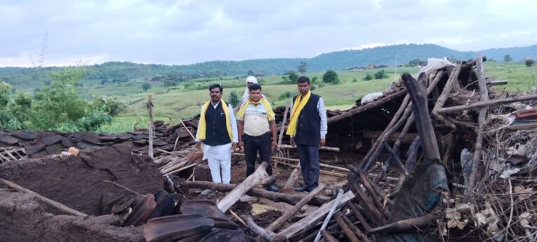 तीन दिन पहले अतिवृष्टि से मकान की छत गिरी, नहीं हुई कोई प्रशासनिक कार्यवाही पटवारी हड़ताल के चलते नही हुआ सर्वे छपारा यशो:- विगत दिनों देर रात हुई आफत की बारिश ने कई लोगों को मुश्किल में डाल दिया है जिसके कारण लोग अभी भी उससे उबर नहीं पाए हैं। बताया जाता है कि नगर के वार्ड नं 8 अब्दुल कलाम वार्ड में एक मकान भी इसी बारिश के जद में आकर एक तरफ से गिर गया। मकान की छप्पर भर-भराकर गिर गई गनीमत यह रही कि उस परिवार के छ: सदस्यों को कोई चोट नहीं आई परन्तु घर के अंदर रखा गृहस्थी का सामान क्षतिग्रस्त हो गया जिसकी सूचना स्थानीय प्रशासन से लेकर तहसील कार्यालय में भी दी गई किंतु प्रशासन की ओर से कोई भी अधिकारी नहीं पहुंचा। वही तहसील कार्यालय से जानकारी मिली कि पटवारी संघ की हड़ताल के चलते सर्वे नही हो पा रहा है। किंतु ऐसी स्थिति में प्रशासन को वैकल्पिक व्यवस्था बनाना चाहिए जिससे हितग्राहियों की समस्या दूर हो सके। वही नगर के पिंजारी मोहल्ले निवासी अब्दुल कलाम अंसारी से चर्चा की गई तो उन्होंने बताया कि 15 सितंबर को देर रात हुई बारिश से घर की छप्पर अचानक गिर गई गनीमत रही कि परिवार के किसी सदस्यों को कोई चोटें नहीं आई किंतु छप्पर के साथ एक तरफ की दीवार गिरने से घर के अंदर रखा समान जैसे आलमारी,कुर्सी,कपड़े और खाने पीने का सामान खराब हो गया परिवार के सदस्यों ने बताया कि वह पिछले तीन दिनों से अपने रिश्तेदार के घर में रहने को मजबूर हैं वहीं प्रशासन की ओर से अभी तक कोई भी मौके पर नहीं पहुंचा है। मकान गिर गया गरीब का अभी तक नहीं किया निरीक्षण वही इसी तरह की दूसरी घटना में ग्राम पंचायत माहुलपानी के ग्राम दल्ली टोला निवासी गरीब किसान कमल सिंह पिता मन्नू लाल उईके का भी 15 सितंबर को अतिवृष्टि से रात में आए तूफान से घर ढह गया उसकी जानकारी किसान के माध्यम से पटवारी को दी गई थी किंतु हड़ताल के चलते अभी तक किसान के यहां कोई नहीं पहुंचे द्य वही जनपद पंचायत अध्यक्ष सदम सिंह बरकड़े को जब जानकारी लगी तो वह भी मौके पर जाकर पीडि़त परिवार से मिले और उनको प्रशासनिक स्तर पर जो भी सहायता बनेगी उसका आश्वासन दिया और परिवार को ढाढस बंधाया । वही किसान जिसका मकान ढहा उसने अधिकारियों के साथ-साथ जनपद अध्यक्ष को भी इस घटना की जानकारी फोन करके दी घटना स्थल पर अध्यक्ष तो मौके पर पहुंचे किंतु तब तक भी कोई कर्मचारी अधिकारी निरीक्षण करने नहीं पहुंचा तब जनपद अध्यक्ष ने फोन पर छपारा तहसीलदार को भी अवगत कराया गया। वही जनपद अध्यक्ष सहित ग्रामीण ने प्रशासनिक अधिकारियों से मांग की है मकान का सर्वे करा कर उक्त गरीब की सहायता करने का कष्ट करें।