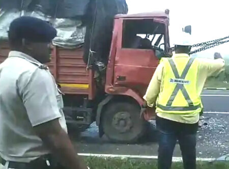 दो ट्रको में भिडंत एक की मौत सिवनी यशो:- नागपुर से सिवनी की ओर आ रहे दो ट्रक आगे पीछे थे । पीछे वाले ट्रेक ने ओवरटेक किया उसी समय दोनो ट्रक आपस में भिड गये जिसमें एक व्यक्ति की मौत हो गयी । प्राप्त जानकारी के अनुसार सिवनी के मरझोर के पास घटित यह दुर्घटना तेज रफ्तार के कारण वाहन अनियंत्रित होने के कारण घटित हुई बतायी जा रही है। आपस में भिडे दोनों ट्रकों की टक्कर इतनी तेज थी कि एक ट्रक चालक की मौत हो गई। घटना की जानकारी स्थानीय लोगों ने कोतवाली पुलिस और 108 वाहन में दी। जहां चालक को गंभीर अवस्था में अस्पताल लाया गया। जहां डॉक्टर ने उसे मृत घोषित कर दिया। मृतक का नाम रफी खान बताया जा रहा है। जानकारी मिलने पर मौके पर पहुंची पुलिस घटना की जांच में जुटी है और यह पता लगाने का प्रयास किया जा रहा है कि यह घटना कैसे हुई। जिसमें एक व्यक्ति की मौत हो गई। जिसको लेकर स्थानीय लोगों से पुलिस पूछताछ कर रही है। वहीं मृतक रफी के परिजनों से संपर्क किया जा रहा है। फिलहाल पुलिस ने पंचनामा कार्यवाही करते हुए शव पोस्टमॉर्टम के लिए भेजा है।