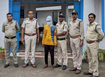 पुलिस ने नाबालिग की मौत का किया खुलासा आरोपी ने हत्या कर कुएं में फेंका था शव, बरघाट पुलिस ने किया गिरफ्तार सिवनी यशो:- सिवनी जिले के बरघाट थाना अंतर्गत आने वाले एक ग्राम में बीते माह 12 अगस्त को खेत के कुएं में घर से लापता हुई। 17 वर्षीय युवती का शव मिला था, जिसके मौत के कारणों का पता लगाकर बरघाट पुलिस ने हत्या करने वाले आरोपी को गिरफ्तार कर लिया है। जानकारी के मुताबिक, 17 वर्षीय युवती को मारकर कुएं में फेंका गया था। वहीं नाबालिग का शव कुएं में फेंकने वाले आरोपित अनिल कांवरे (22) नांदी गांव निवासी को गिरफ्तार कर लिया गया है। पूछताछ में आरोपित ने अपना जुर्म कबूल करते हुए पुलिस को बताया कि वह दो साल से नाबालिग के संपर्क में था। 9 अगस्त की रात दोनों मिले थे। दोनों के बीच संबंध स्थापित हुए। किसी अन्य व्यक्ति से भी नाबालिग बात करती थी। इसी आशंका के चलते नाराज होकर अनिल ने रस्सी से गला घोटकर नाबालिग की हत्या कर दी। बाद में शव को खेत में बने कुएं में फेंक दिया। इस मामले मे एसडीओपी ललित गठरे ने बताया कि बरघाट थाना में 10 अगस्त को मृतिका के पिता ने 17 वर्षीय बेटी के 9 अगस्त की रात को घर से लापता होने की सूचना दर्ज कराई थी। इस पर पुलिस ने मामला दर्ज कर लिया था और जांच शुरू कर दी थी। दो दिन बाद 12 अगस्त को नाबालिग का शव के कुएं में मिला था। इस पर मर्ग कायम कर लिया गया था। जांच के बाद पुलिस ने संदेह के आधार पर पुलिस ने नांदी गांव निवासी संदेही अनिल कांवरे (22) को हिरासत में लेकर पूछताछ की। तब पता चला कि नाबालिग की हत्या की गई थी। पुलिस ने आरोपित को गिरफ्तार कर लिया है। इस कार्यवाही में एसडीओपी ललित गठरे के मार्गदर्शन में बरघाट थाना प्रभारी कृपालशाह तेकाम, एसआई इंजन सिंह मर्सकोले, एएसआई राजेंद्र सिंह ठाकुर, आरक्षक लक्ष्मी प्रसाद चंद्रवंशी, राजेंद्र कटरे शामिल हैं।