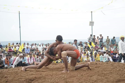 देवरी मुल्ला में अयोजित हुआ विशाल ईनामी दंगल छपारा यशो:- केवलारी विधानसभा क्षेत्र अंतर्गत धनौरा ब्लॉक के ग्राम देवरी मुल्ला में अयोजित विशाल ईनामी दंगल प्रतियोगिता के अयोजन में पूर्व विधायक ठाकुर रजनीश हरवंश सिंह जी ने सम्मिलित होकर विशाल दंगल के अयोजन में उपस्थित पहलवानों का उत्साह वर्धन किया एवं उपस्थित दर्शक बन्धुओं को सम्बोधित किया। इस अवसर पर साथ ही धनौरा ब्लॉक अध्यक्ष विकास बघेल जी, जिला कांग्रेस महामंत्री मुकेश जैन जी,जिला कांग्रेस महामंत्री हर्षवर्धन सिंह लकी बघेल जी, जनपद सदस्य डब्लू खान जी, मंडलम अध्यक्ष राजेन्द्र बघेल जी, ब्लॉक कांग्रेस प्रवक्ता सतीश बघेल जी,सेक्टर अध्यक्ष बलराम प्रजापति जी एवं समस्त दर्शक गणों की उपस्तिथि रही।