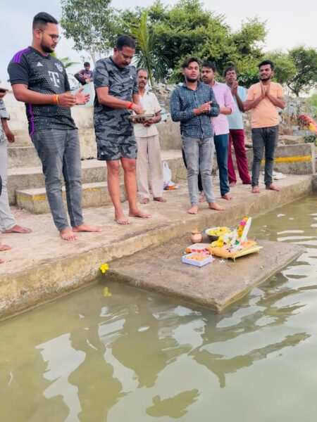 गाजे-बाजे के साथ निकली शोभायात्रा, गणपति बप्पा विसर्जन का दिन भर जारी रहा क्रम सिवनी यशो:-गणेश चतुर्थी के उपलक्ष्य में आयोजित दस दिवसीय गणेश महोत्सव का गुरुवार को गणेश विसर्जन के साथ समापन हुआ। शहर के अनेक स्थानों में स्थापित आकर्षक प्रतिमाओं का विजर्सन बैनगंगा नदी, दलसागर तालाब, मठ तालाब एवं बंजारी जलाशय सहित अन्य जलाशयों में िकिया गया इसके साथ ही गणेश प्रतिमाएँ घरों घरों एवं अनेक संस्थाओं में भी स्थापित की गयी थी जिनकी दस दिनों तक पूर्ण श्रद्धा भक्ति के साथ पूजा अर्चना के पश्चात हवन एवं भोज प्रसाद के साथ विसर्जन किये जाने का क्रम जारी है अनेक परिवारों ने प्रतिमाओंका विसर्जन घर में बड़े जलपात्र में कर पूज्य गणेश प्रतिमा की मिट्टी का उपयोग अपने होम गार्डन में किया । पूजन पंडालो से भव्य शोभायात्रा निकालकर नगर के विभिन्न मार्गो से होते हुये गणेश प्रतिमाओं को विसर्जन स्थल तक ले जाया गया । मंगलवार से गणेश स्थापना वाले स्थानों पर हवन करने का क्रम जारी हो गया था जो गुरूवार तक अलग अलग स्थानों पर चलते रहा । पिछले दस दिनों से गणेश जी की आराधना चल रही थी अनेक स्थानों पर भजन, देवी गीतों सहित अनेक सांस्कृतिक कार्यक्रम आयोजित किये । नगर के काली चौक में गणेश जी की आकर्षक 9 फुट की प्रतिमा स्थापित की गयी थी । सिवनी जिला मुख्यालय सहित सुदूर ग्रामीण अंचलों में भी गणेशोत्सव की धूम रही आज अनंत चतुर्दशी को गणेश विसर्जन किया गया । गणेश विसर्जन के लिये पूजन पंडालों से प्रतिमाओं को भव्य शोभा यात्रा के रूप में बाजे गाजे के साथ ले जाया गया और गणेश जी को नाचते हुये जलाशय तक ले जाने के दौरान गणपति बप्पा मोरिया अगले बरस तू जल्दी आ के नारे लगाते रहे ।