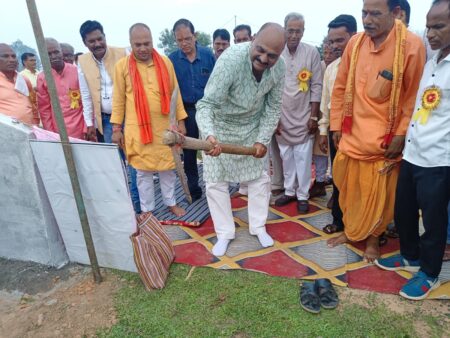 विभिन्न ग्रामों के भूमि पूजन कार्यक्रम में शामिल हुए केवलारी विधायक राकेश पाल सिंह विशाल इनामी दंगल एवं जागरण के कार्यक्रम में मुख्य अतिथि के रुप शामिल हुए सिवनी यशो:-गुरुवार 28 सितंबर को केवलारी विधानसभा क्षेत्र के ग्राम नेवरगाव में विधायक निधि से जन सेवा में समर्पण हेतु सभा मंच का भूमि पूजन केवलारी विधायक राकेश पाल सिंह ने किया। इस सभा मंच का निर्माण 1 लाख रुपये की लागत से किया जाना है। इसके साथ ही नेवरगाव में प्राथमिक शाला मेलगाटोला में बाउंड्री वॉल का लोकार्पण विधायक राकेश पाल सिंह ने किया। इस बाउंड्री वॉल का निर्माण 15 लख रुपए की लागत से विद्यालय परिसर के आसपास किया जाना है। ग्राम सरंडी शीतला माता मंदिर में श्री निर्माण कार्य का भूमि पूजन करने पहुंचे केवलारी विधायक श्री पाल एंव खिऱका मोहल्ला में खेल मैदान के समतलीकरण कार्य का भूमि पूजन किया। इसी प्रकार केवलारी विधायक श्री पाल ने ग्राम मलारी में विधायक निधि से 500000 रुपये की लागत से बनने जा रहे गढ़ेवाल समाज के मंगल भवन का निर्माण कार्य का भूमि पूजन करने किया । इस सामुदायिक भवन का निर्माण का उद्देश्य गढ़ेवाल समाज के सामाजिक कार्यों हेतु उपयोग किया जाएगा। ग्राम चिखली में विधायक निधि के 200000 से बनने जा रहे सभा मंच का भूमि पूजन करने पहुंचे केवलारी विधायक श्री पाल ने जन भावना को देखते हुए यह सभा मंच समर्पित किया। ग्राम बावली महावीर व्यायाम शाला द्बारा आयोजित विशाल ईनामी दंगल में मुख्य अतिथि के रूप में शामिल हुए केवलारी विधायक राकेश पाल सिंह अपने क्षेत्रीय दौरे के समय ईनामी दंगल में आये दर्शकों का अभिवादन श्री पाल के द्वारा किया गया, दर्शकों ने पहलवानों का तालिया बजाकर हौसला बढ़ाया। महावीर व्यायाम शाला दंगल समिति ने विधायक का मुख्यातिथि के रूप में फूल मालाओं से स्वागत किया इस दंगल में उपस्थित दर्शको के साथ श्री पाल ने दूर दराज से पहलवानों के द्वारा खेली गई कुश्ती का आनंद लिया। ग्राम गोरखपुर एंव ग्राम सोनखार र्में गणेश उत्सव के दौरान चल रहे जागरण में मुख्य अतिथि के रूप में शामिल हुए। श्री पाल ने माता जी का पूजन अर्चन कर जागरण कार्यक्रम का शुभारंभ करवाया। बाहर से नामी कलाकारों ने माता जी की भेंटे प्रस्तुत किया। विधायक के साथ इस अवसर पर अनेक भाजपा के वरिष्ठ नेता और कार्यकत्र्ता उपस्थित रहे ।