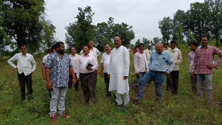 विधायक पहुँचे विद्यालय तो शिक्षक रहे नदारत, जिला कलेक्टर से की बात अतिवृष्टि से फ़सलो के नुकसान का जायजा लिया विधायक ने ग्राम टकटुआ के 20 से अधिक युवाओं ने भाजपा की सदस्यता ली ग्राम कोपीझोला भगवान विरसा मुंडा चौक का भूमि पूजन सिवनी यशो:- शुक्रवार 22 सितंबर को केवलारी विधानसभा क्षेत्र के ग्राम मोहबर्रा मे शासकीय विद्यालय का औचक निरीक्षण केवलारी विधायक राकेश पाल सिंह ने किया। विद्यालय के शिक्षको की अनुपस्थिति देख नाराज हुए श्री पाल ने इस प्रकार की शिक्षण कार्य में लापरवाही पर दूरभाष के माध्यम से जिला कलेक्टर एंव जिला शिक्षा अधिकारी को शिकायत की एवं व्यवस्था सुधारने की बात कही । विद्यालय पहुँचे श्री पाल ने में साफ सफाई का ध्यान रखने का निर्देश दिये । उन्होने विद्यार्थियों कहा कि शिक्षा में किसी भी प्रकार का व्यवधान नहीं आने दूँगा। हर संभव मदद का आश्वासन दिया। श्री पाल ने कहा कि हमारे प्रदेश के यशस्वी मुख्यमंत्री शिवराज सिंह चौहान बच्चों के अच्छे भविष्य के लिए बहुआयामी योजनायो से लाभान्वित कर रहें। विद्यार्थियों को उनका बस्ता,लैपटॉप,स्कूटी, स्कॉलरशिप,प्रदान कर रहें हैं जिससे छात्र छात्राएँ अच्छी शिक्षा प्राप्त कर सके। श्री पाल मंडल उगली अंतर्गत ग्राम नसीपुर,खुरसुरा,होलुटोला एवं ईमलीटोला विगत दिनों हुई अतिवृष्टि से नष्ट हुई फसलों का निरीक्षण करने पहुंचे तथा उगली तहसीलदार एंव राजस्व विभाग के अधिकारी कर्मचारीयो को निर्देशित किया कि सभी किसान भाइयों को उनकी फसलों का उचित मुआवजा मिल सके इसकी पूरी गंभीरता से चिंता की जाये । उन्होंने कहा कि केवलारी विधानसभा क्षेत्र के किसान भाइयों के साथ किसी भी प्रकार से अहित न हो सके। इसके पश्चात केवलारी विधायक राकेश पाल सिंह ने ग्राम कोपीझोला में भगवान बिरसा मुंडा जी के नाम पर चौक का भूमि पूजन किया एवं कहा कि आने बाले समय मे भगवान बिरसा मुंडा जी मूर्ति के लिये पर्याप्त राशि प्रदान की जायेगी और मूर्ति को भव्यता के साथ स्थापित किया जायेगा । ग्राम कोपीझोला में गोंडी धर्म संस्कृति संरक्षण समिति के कार्यक्रम में पहुँचकर सभी ग्रामीण जनों से एवं टकटुआ पहुँचकर ग्रामीण जनों से मुलाकात की। इस अवसर पर भारतीय जनता पार्टी की रीति नीति से प्रभावित होकर 20 से अधिक युवाओं ने भारतीय जनता पार्टी की सदस्यता ग्रहण की । सभी युवाओं को अंग वस्त्र भेंट कर केवलारी विधायक राकेश पाल सिंह ने भारतीय जनता पार्टी की सदस्यता दिलाई। श्री पाल ने नवप्रवेशित कार्यकत्र्ताओं का विश्व के सबसे बडे राजनैतिक दल में शामिल होने पर शुभकामनाएँ दी । इस क्षेत्र के जनसंपर्क के दौरान श्री पाल के साथ भारतीय जनता पार्टी के वरिष्ठ कार्यकर्ताओ की उपस्थिति रहीं।