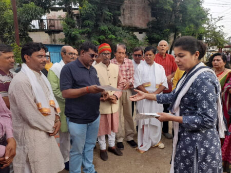 सनातन धर्म विरोधी बयान पर ब्राह्मण समाज ने राष्ट्रपति के नाम ज्ञापन सौपा सिवनी यशो:- 11 सितंबर पूर्व निर्धारित कार्यक्रम के अनुसार सनातन धर्म के विरुद्ध अपमानजनक टिप्पणियों के विरोध में जिले के समस्त सनातन धर्मियों की ओर से जिला ब्राह्मण समाज कार्यकारी अध्यक्ष पंडित भुनेश्वर शुक्ला जी के हस्ते ज्ञापन सोपा गया! जिला कलेक्टर के माध्यम से महामहिम राष्ट्रपति जी के नाम सौंपे गए *सात सूत्रीय ज्ञापन*, कार्यक्रम में (फोटो चित्रों में दृष्टव्य) जिला ब्राह्मण समाज के पदाधिकारी, सदस्य एवं सनातन धर्म प्रेमीजन बड़ी संख्या में उपस्थित रहे! ज्ञापन का वाचन करते हुए जिला ब्राह्मण समाज अध्यक्ष पं.ओमप्रकाश तिवारी ने कार्यक्रम में उपस्थित सभी सनातन धर्मी नर-नारी का आभार व्यक्त किया!