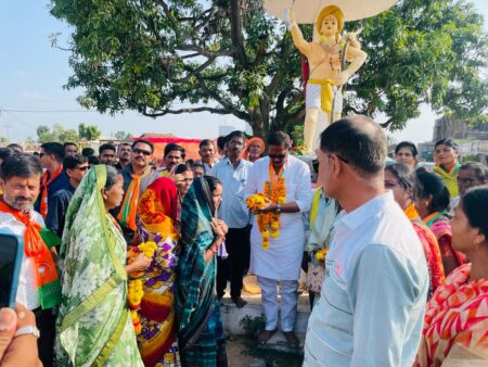 शिवराज सरकार ने मध्यप्रदेश को खुशहाल बनाने का काम किया- दिनेश राय मुनमुन पार्टी कार्यकर्ताओं, समर्थकों और ग्रामीण बंधुओं से भेंट कर शुभकामनाएं एवं विजयश्री का आशीर्वाद प्राप्त किया सिवनी यशो:- यशस्वी शिवराज चौहान की सरकार ने लगातार कार्य करते हुए मध्यप्रदेश का चहुंमुखी विकास कर प्रदेश को खुशहाल एवं प्रगतिशील बनाने का काम किया है। उक्ताशय की बात सिवनी विधानसभा क्षेत्र के भारतीय जनता पार्टी प्रत्याशी दिनेश राय मुनमुन द्वारा जनसंपर्क अभियान के दौरान कही गयी। भारतीय जनता पार्टी प्रत्याशी दिनेश राय मुनमुन ने जनसंपर्क अभियान के दौरान ग्रामीण बंधुओं को संबोधित करते हुए कहा कि मध्यप्रदेश की शिवराज सरकार ने 24 घंटे बिजली, हर खेत तक सिंचाई का पानी पहुंचाने के साथ किसानों को बिना ब्याज का कृषि ऋण, और बेहतर सड़को के माध्यम से मध्यप्रदेश का चहुँमुखी विकास कर प्रदेश खुशहाल बनाने का काम किया है, प्रदेश के हर वर्ग को जनकल्याणकारी योजनाओं के माध्यम से राहत प्रदान की है। शिक्षा, स्वास्थ्य की सुविधाएँ बेहतर बनायी गयी है । छोटे छोटे गांव तक शिक्षा के लिये स्कूल और आंगनबाड़ी केन्द्र खोलने के साथ-साथ स्कूलों का उन्नयनीकरण कर शिक्षा को सुगम शिवराज सरकार ने बनाया। दिनेश राय मुनमुन ने कहा कि आदिवासी वर्ग को पेसा एक्ट के माध्यम से अधिक अधिकार संपन्न बनाने का काम संवेदनशील भाजपा की सरकार ने किया है। शनिवार, दिनांक 14 अक्टूबर को दिनेश राय मुनमुन ने बोरदई टेकरी स्थित महाकालेश्वर मंदिर मे भगवान शिव जी के दर्शन व पूजन के उपरांत प्रात: 10:00 बजे से जनसंपर्क अभियान प्रारंभ कर विधानसभा क्षेत्र अंतर्गत आने वाले ग्राम बोरदाई पहुंचें। इसके पश्चात श्री राय ने जनतानगर, पिपरिया, केकडवानी, सुकवाह, कोकीवाडा, मैली, डोरली छतरपुर, पलारी, आमाझिरिया, डुंगरिया, चीचबंद, पाथरफोडी, करकोटी, मेहराखापा, मुण्डरई, विजयपानी, उडेपानी, ईंदावाडी, बरेलीपार, कंजई, झीलपिपरिया, खमरिया, कंडीपार, बींझावाडा कोहका, राघादेही, बिठली एवं मानेगांव ग्राम पहुंचें तथा जनसंपर्क कर आशीर्वाद प्राप्त किया। इस दौरान श्री राय ने ग्राम सुकवाह में नंदराम यादव, पिपरिया मे शिवराम पटेल के निवास पहुंचकर मुलाकात किया। वहीं पार्टी कार्यकर्ताओं व समर्थकों और ग्रामीण बंधुओं से भेंट कर शुभकामनाएं एवं आशीर्वाद प्राप्त किया। इसके साथ ही दिनेश राय मुनमुन ने ग्राम पाथरफोडी मे श्रीराम मंदिर एवं करकोटी टोला, मुंडरई मे श्री हनुमान मंदिर मे दर्शन व पूजन किया। तथा ग्राम चीचबंद मे ग्रामवासियों के साथ शैला नृत्य मे भाग लिया। जनसंपर्क अभियान अंतर्गत श्री दिनेश राय मुनमुन के गांव गांव-गांव पहुंचने पर बुजुर्गो, माताओ, बहनों ने तिलक कर आशीर्वाद दिया। वहीं युवाओं द्वारा फूलमालाओं एवं ढोल बाजे से आगवानी कर आत्मीय स्वागत किया गया।