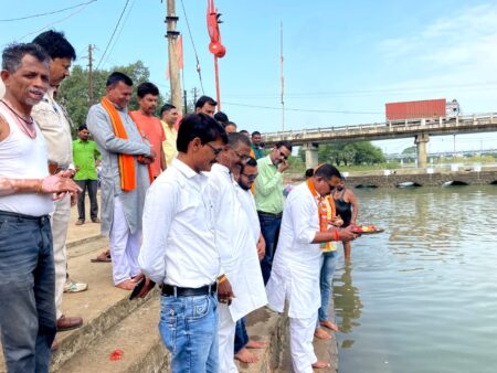 भाजपा सत्ता के माध्यम से जनता की सेवा करती है - मुनमुन भाजपा प्रत्याशी दिनेश राय मुनमुन ने मां बैनगंगा को नमन कर आरंभ किया जनसंपर्क अभियान सिवनी यशो:-भारतीय जनता पार्टी सत्ता के माध्यम से जनता की सेवा करने के पवित्र संकल्प के साथ कार्य करती है जिसका परिणाम है आज खेतो में पानी पहुँच रहा है, घर रोशनी से जगमगा रहे है और किसानों को बिजली मिल रही है उक्ताशय की बात दिनेश राय मुनमुन द्वारा ग्रामीण अंचल मे जनसंपर्क अभियान के दौरान कही गयी। शुक्रवार 13 अक्टूबर 2023 को भारतीय जनता पार्टी के सिवनी विधानसभा प्रत्याशी दिनेश राय मुनमुन ने सैकड़ों पदाधिकारियों एवं कार्यकर्ताओं के साथ लखनवाड़ा घाट मे मां बैनगंगा को श्रद्धापूर्वक नमन एवं पूजन अर्चन से जनसंपर्क अभियान आरंभ कर निर्धारित कार्यक्रम अनुसार ग्राम सरगापुर, संगई, गंगई, जैतपुरकलां, कमकासुर, मड़वा, हथनापुर, पिपरिया, कन्हरगांव, जाम, हिनोतिया, जैतपुरखुर्द, मुंगवानीखुर्द, मुंगवानीकलां, मारबोडी, चंदौरी, सागर, जमुनिया, बिहीरिया, बंधा, गाडरवाड़ा, दिघौरी, घोंटी, पुसेरा, खैरी एवं भाटीवाडा ग्राम पहुंचे। जहां पर जनसंपर्क कर ग्रामीण बंधुओं से आशीर्वाद प्राप्त किया। ग्रामीण अंचल मे जनसंपर्क अभियान के दौरान भाजपा प्रत्याशी दिनेश राय मुनमुन ने ग्रामीण बंधुओं को संबोधित करते हुए कहा कि गांव गाव में स्कूल खुल गये है उच्च शिक्षा भी सहजता से प्राप्त हो रही है साथ ही शिक्षा को प्रोत्साहित करने के लिये अनेक योजनाओं के माध्यम से छात्रों को मदद की जा रही है। हर गरीब को घर और जमीन देने का काम भारतीय जनता पार्टी सरकार कर रही है। तथा अनेक प्रकार की जनकल्याणकारी योजनाओं के माध्यम से आम आदमी को आर्थिक रूप से सक्षम बनाने का काम किया जा रहा है। दिनेश राय मुनमुन ने कहा कि महिलाओं को आर्थिक रूप से सशक्त बनाने के लिये उन्हें 1250 रूपये प्रतिमाह दिये जा रहे है तथा इसे तीन हजार तक बढाया जायेगा। श्री राय ने कहा कि जनहितैषी योजनाओं के साथ ही प्रदेश और विधानसभा क्षेत्र में विकास की गति तीव्र हुई है। जनसंपर्क के दौरान दिनेश राय मुनमुन ग्राम सरगापुर निवासी वरिष्ठ भाजपा नेता मोहन पटेल , रणजीत पटेल एवं ग्राम संगई मे वरिष्ठ नेता कीरतसिंह बघेल, राजेन्द्र पटेल के निवास पहुंचे तथा कुशलक्षेम जानकर मार्गदर्शन प्राप्त किया। इस अवसर पर भारतीय जनता पार्टी पदाधिकारियों, कार्यकर्ताओं ग्रामीण बंधुओं की गरिमामय उपस्थिति रही।