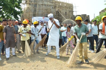 स्वच्छता ही सेवा अभियान के तहत केन्द्रीय मंत्री प्रहलाद पटेल ने किया श्रमदान *''स्वच्छता ही सेवा अभियान'' की संकल्प सिद्धि के श्रमदान कार्यक्रम में केंद्रीय मंत्री प्रहलाद सिंह पटैल ने दिलाई स्वच्छता की शपथ।* शहर की विभिन्न सामाजिक संस्थाओं व सगठनों ने की अपनी सहभागिता, नगर निगम के पांच सफाई कर्मियों को केंद्रीय मंत्री ने किया सम्मानित जबलपुर 1 अक्टूबर: प्रधानमंत्री नरेंद्र मोदी के ''स्वच्छता ही सेवा अभियान'' के अंतर्गत केंद्रीय खाद्य प्रसंस्करण उद्योग व जलशक्ति राज्य मंत्री प्रहलाद सिंह पटैल ने जबलपुर स्थित रानी दुर्गावती के मदन महल किला परिसर में आज प्रात: 10 बजे सामाजिक संस्थाओं के प्रतिनिधियों व कार्यकर्ताओ के साथ स्वच्छता श्रमदान कार्यक्रम में भागादारी की। इस अवसर पर केंद्रीय मंत्री श्री पटेल ने सभी कार्यकर्ताओं को स्वच्छता संकल्प की सामूहिक शपथ दिलाई। प्रधानमंत्री नरेंद्र मोदी के आहवान ''एक तारीख, एक घंटा, एक साथ'' स्वच्छता श्रमदान कार्यक्रम में सैकड़ों की संख्या में लोगों ने मदन महल किला पहुंचकर स्वच्छता श्रमदान का कार्य किया। केंद्रीय मंत्री प्रहलाद सिंह पटेल ने पत्रकारों से चर्चा करते हुये कहा कि प्रधानमंत्री नरेंद्र मोदी हर साल गांधी जयंती के एक दिन पहले नूतन तरीके से स्वच्छता अभियान की अपील करते हैं। इस साल विशेष स्मारकों और ऐतिहासिक स्थलों पर स्वच्छता अभियान की अपील की गई थी. संस्कारधानी जबलपुर में रानी दुर्गावती एक महान क्रांतिकारी वीरांगना रही हैं और 5 अक्टूबर को गौड़ साम्राज्य की रानी दुर्गावती की 500वीं जयंती भी है लिहाजा रानी दुर्गावती के किला मदन महल से बेहतर स्वच्छता के लिए स्थान नहीं हो सकता था इसलिए रानी दुर्गावती की शहादत को युवाओं तक पहुंचाने के लिए उनके किले पर स्वच्छता अभियान चलाया गया है। श्री पटेल ने कहा कि चार दिन बाद 5 अक्टूबर को रानी दुर्गावती की 500वीं जन्म जंयती शताब्दी वर्ष है. वीरांगना रानी दुगावर्ती को उनकी 500वीं जयंती पर इससे बेहतर श्रद्धांजलि नहीं हो सकती है। *स्वच्छता सर्वेक्षण 2023 की ब्रांड एंबेसडर आराध्या ने भी किया श्रमदान* प्रधानमंत्री श्री नरेंद्र मोदी जी के आवाहन पर स्वच्छता सेवा सप्ताह के अंतर्गत केंद्रीय मंत्री प्रहलाद सिंह पटेल के साथ स्मॉल वंडर्स सीनियर सेकेंडरी स्कूल की छात्रा स्वच्छता सर्वेक्षण 2023 की ब्रांड एंबेसडर आराध्या तिवारी ने मदन महल के किले पर स्वच्छता सफाई अभियान में श्रमदान कर सहयोग दिया। इस अवसर पर आराध्या के आयु वर्ग के अनेक बच्चों ने अपनी सहभागिता दी। *नगर निगम के पांच सफाई कर्मियों को केंद्रीय मंत्री ने किया सम्मानित* स्वच्छता ही सेवा अभियान में सहयोगी नगर निगम जबलपुर के पांच सफाई कर्मियों का केंद्रीय मंत्री प्रहलाद सिंह पटेल ने सम्मान किया। साथ ही स्वंय हाथों में झाड़ू थामकर उनके साथ सामूहिक तौर पर झाड़ू लगाकर परिसर की साफ सफाई की। *मदन महल में पौधा रोपकर पर्यावरण सुरक्षा का दिया संदेश* केंद्रीय खाद्य प्रसंस्करण उद्योग व जलशक्ति राज्य मंत्री प्रहलाद सिंह पटैल ने न केवल मदन महल किला परिसर की साफ सफाई कर स्वच्छता की. अपितु श्री पटैल ने नगर निगम के सहयोग से मदन महल किला परिसर में पौधे रोपित कर शहर के नागरिकों से संस्कारधानी को हरा भरा रखने व पर्यावरण सुरक्षा का भी संदेश दिया। इस अवसर पर केंद्रीय मंत्री प्रहलाद पटेल के साथ इंदिरा गांधी राष्टीय कला केंद्र के न्यासी सदस्य आलोक जैन, पाटन नगर पंचायत अध्यक्ष आचार्य जगेंद्र सिंह, पार्षद राजकुमार पटेल, पार्षद सुनीलपुरी गोस्वामी, पार्षद अंजना मनीष अग्रहरी, पूर्व भाजपा जिलाध्यक्ष शिव पटेल, पूर्व मंडल अध्यक्ष सर्वेश मिश्रा, भारतीय किसान संघ से राघवेंद्र सिंह पटेल, वॉक एंड क्लीन परिवार से अरविंद दुबे, सुभाष भाटिया, रामनिवास गौतम, ममलेष शर्मा, अजित सिंह, संजय लोधी, योगेष राठौर, अंजनी सोनकर, जनजातीय गौड़ संगठन, मणिनागेंद्र फाउंडेशन, नर्मदाखण्ड सेवा संस्थान, आशियाना संस्कार समिति, सहयोग युवा समिति, जन अभियान परिषद, नगर निगम, पुरातत्व विभाग, जिला प्रशासन आदि अन्य सामाजिक संस्थाओं के प्रतिनिधियों की उपस्थिति उल्लेखनीय रही।