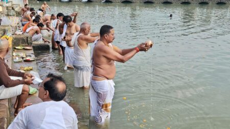 विधायक दिनेश राय मुनमुन ने कोरोना मे दिवंगत हुए अज्ञात लोगों का श्राद्धपक्ष मे किया तर्पण सिवनी यशो:- शनिवार 14 अक्टूबर को सिवनी विधानसभा क्षेत्र के विधायक एवं भारतीय जनता पार्टी प्रत्याशी दिनेश राय मुनमुन ने लखनवाड़ा घाट पर कोरोना मे दिवंगत हुए लोगों का श्राद्ध पक्ष मे तर्पण किया। भाजपा प्रत्याशी दिनेश राय मुनमुन शनिवार को प्रात: 07:00 बजे मां बैनगंगा के लखनवाड़ा घाट पहुंचे। जहां पर आपने सनातन धर्म की पौराणिक मान्यताओं के अनुरूप आज पितृमोक्ष अमावस्या पर कोरोना मे दिवंगत हुए अज्ञात लोगों का श्राद्धपक्ष पर विद्वान पंडित उपेन्द्र तिवारी के मुखारविंद से प्रवाहित वैदिक मंत्रोच्चार से विधि विधान के साथ भगवान सूर्य को अर्ध्य अर्पित किये जाने उपरांत तर्पण कर नमन् किया। इस दौरान ब्रम्हचारी बटुक ब्राम्हणों द्वारा गीता पाठ किया गया। इसके उपरांत दिनेश राय मुनमुन ने सभी विद्वानों का अंगवस्त्र से सम्मान किया। ज्ञात होवे कि गत वर्ष विधायक दिनेश राय मुनमुन द्वारा कोरोना काल मे दिवंगत हुए अज्ञात लोगों की मोक्ष धाम से अस्थियों का संचय कर मां बैनगंगा के लखनवाड़ा घाट पर विधि विधान से विसर्जन किया गया था। साथ ही दिवंगतों की आत्म शांति के लिए दशगात्र पूजन व त्रियोदशी संस्कार भी कराया जाकर ब्राम्हणों को दान किया गया था। इस अवसर पर संतोष अग्रवाल वरिष्ठ जिला भाजपा उपाध्यक्ष, अटल सिंह बघेल, कमल अग्रवाल, सुरेन्द्र शेरु माल्या, देवेन्द्र बघेल उपसरपंच लखनवाड़ा संकेत विक्की शिवहरे, घनश्याम बघेल सहित आमजनों की गरिमामय उपस्थिति रही।