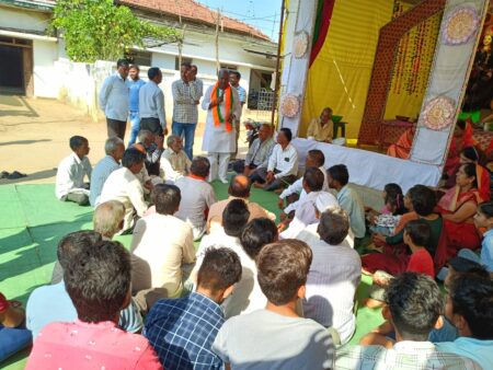 विकास का क्रम तोड़ दिया कांग्रेस विधायक ने - कमल मर्सकोले बरघाट में भाजपा प्रत्याशी को मिल रहा जोरदार जन समर्थन सिवनी यशो:- बरघाट विधानसभा क्षेत्र में भाजपा प्रत्याशी कमल मर्सकोले लगातार गांव गांव पहुँचकर ग्रामीणों से जनसंपर्क कर रहे है और भाजपा के लिये समर्थन मांग रहे है । ग्रामीण क्षेत्रों में कमल मर्सकोले को आम जनता का व्यापक जन समर्थन प्राप्त हो रहा है । अपने जनसंपर्क में कमल मर्सकोले के सामने आकर ग्रामीण बताते है कि भैया जब से कांग्रेस का विधायक निर्वाचित हुआ है बरघाट विधानसभा विकास के नाम पर सूनी हो गयी है । कमल मर्सकोले ने कहा कि पिछलीबार क्षेत्र के लोगों ने कांग्रेस के झूठ में फंस कर कांग्रेस को जिता दिया परंतु इससे क्षेत्र का विकास अवरूद्ध हो गया है । सन 1990 से लगातार क्षेत्र में विकास की गंगा बहते रही है और परंतु 2018 के चुनाव में इस क्षेत्र से कांग्रेस का विधायक निर्वाचित हो गया और विकास के काम अवरूद्ध हो गये । श्री मर्सकोले ने कहा कि इस विधानसभा ने मुझे दो बार विधायक बनाया और मैने सभी अपने दिल संबंध बनाये सभी को सम्मान दिया परंतु पिछली बार कांग्रेस का विधायक निर्वाचित होने के बाद क्षेत्र में विकास को अवरूद्ध कर नफरत का माहौल निर्मित करने का सुनियिजित क्रम जारी है जिससे क्षेत्र का सदभाव प्रभावित हो रहा है । विकास और शांति के लिये सभी इस बार भाजपा के पक्ष में भारी मतदान कर ऐसी नफरत फैलानी ताकतो को करारा जबाव दें । श्री मर्सकोले ने रविवार को 24 गांवों में जनसंपर्क किया और जनता से आशीर्वाद प्राप्त किया । कमल मर्सकोले ने जनसंपर्क कार्यक्रम के दौरान कहा कि भाजपा सरकार ने मध्य प्रदेश के अनेक काम किये परंतु बरघाट विधानसभा में पिछले पांच वर्षों से कोई विकास कार्य नहीं हुआ है, जिसकी जिम्मेदारी पूर्ण रूप से वर्तमान विधायक की है जिसने पिछले 5 वर्षों में बरघाट के विकास की डोर तोड़ दी है। इसलिए बरघाट कि जनता वापस बरघाट विधानसभा में भाजपा को भारी मतो से जिता रही है। कमल मार्सकोले ने रैयतवाडी (सांडदेव), नयेगांव, खमरिया, काठी, चिरचिरा, सर्रा सर्राटोला, साल्हेखुर्द, गुर्रापाठा, टिल्लीटोला, अरी, जुम्माटोला, ओझाटोला, उसरी, सुक्ला, गोकलपुर, बोरी, ताखलाकला, सजनवाडा, कन्हरगांव, कोसमटोला, घोघराटोला, निवारी गोंडीटोला आदि ग्रामों में जनसंपर्क किया ।