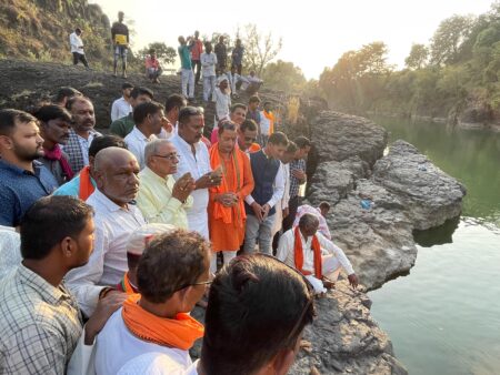 आपकी सेवा करना ही मेरा धर्म है - दिनेश राय ग्रामीण क्षेत्रों में भाजपा प्रत्याशी का सघन जनसंपर्क सिवनी यशो:- आज भारतीय जनता पार्टी प्रत्येक व्यक्ति को सुखी और समृृृृद्ध बनाने के लिये कृत संकल्पित है। हम नर सेवा को ही नारायण सेवा मानते है और उसी मंशा के अनुरूप मै आपके बीच में पिछले दस वर्षो से आपके विधायक के रूप में काम कर रहा हॅू आपने मेरे काम करने के तरीके को देखा है मेरे पास जो भी आया मैने उसकी मदद की मैने इस बात का भेदभाव भी नहीं किया कि कौन किस राजनैतिक दल का है, किस समाज का है हमारा काम एक प्रतिनिधि के रूप में सभी की मदद करने के लिये रहता है परंतु अब चुनाव के समय कांग्रेस के लोग जनता के बीच मेरे बारे में भ्रामक बाते कर रहे है यह चुनाव के समय ही आते है जबकि मै आपके बीच हमेशा रहता हूँ आपकी सेवा करना ही मेरा धर्म है। इस आशय की बात सिवनी विधानसभा से भाजपा के प्रत्याशी श्री दिनेश राय मुनमुन अपने विधानसभा क्षेत्र के जनसंपर्क के दौरान विभिन्न ग्रामों में आमजनों के बीच कही । आज सिवनी विधानसभा क्षेत्र अंतर्गत निर्धारित कार्यक्रम अनुसार भाजपा प्रत्याशी दिनेश राय मुनमुन ने सांसद डा. ढालसिंह बिसेन एवं भाजपा पदाधिकारियों, जेष्ठ-श्रेष्ठ कार्यकर्ताओं, समर्थकों के साथ प्रात: 10:30 बजे ग्राम चंदेनी से सघंन जनसंपर्क अभियान प्रारंभ कर ग्राम जोगीवाडा, साल्हेगढ, जामुनपानी, पिंडरई, बंजर, अंधियारी, खटकर, लुडगी, सागर, ढुलबजा, भारतेंदु, सिरकापार, भौरगढ, भेंडकी, दल्लेटोला, देवतामऊं, दिघौरी एवं समुंदराजा ग्राम पहुंचकर मतदाता बंधुओं से आशीर्वाद प्राप्त किया। इस दौरान आमजनों को संबोधित करते हुए श्री दिनेश राय मुनमुन ने कहा कि मैने गाँव गाँव कैम्प लगवाकर आँखों का इलाज कराया, कोरोना काल में अपने क्षेत्र की जनता को बेहतर स्वास्थ्य सुविधाएँ प्रदान कराने के लिये तन मन धन दिया। यह कांग्रेसी अपने-अपने घरों के अंदर बैठे रहे। उस भयावह स्थिती में अनेक अज्ञात लोग दिवंगत हुए जिनका विधिवत सनातन धर्म के अनुसार अंतिम संस्कार कराया गया जिसका कांग्रेसी निर्लज्जता पूर्ण तरीके से मजाक उड़ा रहे है । दिनेश राय मुनमुन ने आगे कहा कि कांग्रेस के लोग सत्ता प्राप्त कर विकास की योजनाओं में बंदरबाँट करते है गरीबो के हितो से जुड़ी योजनाओं पर डाका डालते है। मैं सनातन धर्म पर विश्वास करता हूँ उसकी परंपरा के अनुसार जीवन जीता हूँ प्रत्येक मानव में ईश्वर के दर्शन करता हूँ और उसकी सेवा को सौभाग्य मानता हूँ और क्षेत्र की जनता को धर्म के माध्यम से अच्छा मार्गदर्शन प्राप्त हो इसके लिये हमेशा धार्मिक आयोजनो मे सहयोगी रहा हूँ सनातन धर्म विश्व का सबसे श्रेष्ठ धर्म है इसकी महत्ता के लिये पिछले दिनों श्रीराम कथा का आयोजन कराया था जिसमें अनेक दुर्जन शक्तियाँ विघ्न उत्पन्न कर रही थी पर मेरे साथ भगवान और आप थे। जिससे आयोजन सफल रहा। इसके साथ ही श्री राय ने सभी से क्षेत्र के विकास और जनसेवा के लिये भाजपा को आशीर्वाद प्रदान करने का आग्रह किया। जनसंपर्क के दौरान दिनेश राय मुनमुन जी ने सभी के समुंदराजा मे भगवान समुंदराजा के दर्शन व पूजन कर आशीर्वाद प्राप्त किया। वहीं जनसंपर्क अभियान अंतर्गत ग्राम-ग्राम प्रवेश पर ग्रामीण बंधुओं द्वारा क्लश लेकर भव्य आगवानी की जाकर फूलमालाओं से आत्मीय स्वागत किया गया। इस अवसर पर भारतीय जनता पार्टी पदाधिकारियों, जेष्ठ-श्रेष्ठ कार्यकर्ताओं, समर्थकों एवं ग्रामीण बंधुओं की उपस्थिति रही।