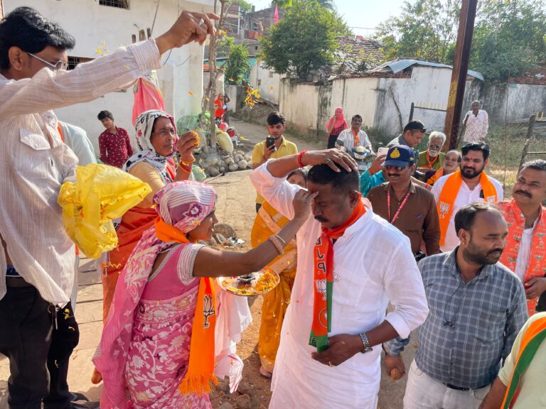 कांग्रेसी चुनाव के समय आते है, झूठ तथा लालच देकर वोट मांगते है- मुनमुन भाजपा प्रत्याशी दिनेश राय मुनमुन ने बाबा महाकाल के दर्शन कर अनेक वार्डों मे किया जनसंपर्क सिवनी यशो:- विकास के लिये, जनकल्याण के लिये और देश तथा प्रदेश को मजबूत नेतृत्व देने के लिये भाजपा को आशीर्वाद प्रदान करें। इस आशय की बात सिवनी विधानसभा से भाजपा के प्रत्याशी श्री दिनेश राय मुनमुन ने सिवनी नगर के विभिन्न वार्डो के जनसंपर्क के दौरान कही। भारतीय जनता पार्टी प्रत्याशी श्री दिनेश राय मुनमुन ने व्यापारी प्रकोष्ठ प्रदेश सहसंयोजक रुपचंद मोहनानी (रुपा सेठ), मयूर दुबे जी प्रदेश कार्यसमिति सदस्य भाजयुमो, युवराज सिंह राहंगडाले जिलाध्यक्ष भाजयुमो,संजय सोनी जी नगर मंडल अध्यक्ष, अभिषेक दुबे जी नगर मंडल अध्यक्ष सहित भाजपा पदाधिकारियों, समस्त मोर्चा व नगर पदाधिकारियों, जेष्ठ-श्रेष्ठ कार्यकर्तागणों एवं समर्थकों के साथ आज प्रात: 10:30 नगर के भैरोगंज चौक स्थित बाबा महाकाल के मंदिर मे दर्शन व पूजन कर जनसंपर्क अभियान आरंभ करते हुए भेरोगंज चौक, महारानी लक्ष्मी बाई वार्ड, भगत सिंह वार्ड, पृथ्वीराज चौहान वार्ड, महामाया वार्ड, अकबर वार्ड एवं शास्त्री वार्ड मे सघंन जनसंपर्क कर मतदाता बंधुओं से आशीर्वाद प्राप्त किया। इस दौरान दिनेश राय मुनमुन ने कहा कि कांग्रेस के लोग चुनाव के समय आते है और लालच देते है, भाजपा के प्रति भ्रम फैलाते है झूठ बोलते है इनसे बचकर रहने की आवश्यकता है। सिवनी विधानसभा क्षेत्र में इन दिनों कांग्रेस के लिए जो चेहरे वोट मांगने आपके पास आ रहे है उन चेहरों को आप बेहतर तरीके से पहचानते है दिनेश राय मुनमुन ने आगे कहा कि यह केवल चुनाव के समय ही आते है और चुनाव के बाद यही विकास विरोधी काम करते है। वोट मांगने के लिये लालच देंगे और चुनाव के बाद जनकल्याण की योजनाएँ बंद कर अपनी तिजोरियाँ भरेंगे और जनता से कह देते है कि खजाना खाली है। आप सभी ने देखा कि पिछली बार कांग्रेस की सरकार बनने पर अनेक जनकल्याण की योजनाएँ बंद कर दी थी इसलिये आप अभी से संकल्पित हो जाये और भाजपा को वोट स्वयं भी दें और अपने नाते रिश्तेदारों से भी भाजपा को वोट देने के लिये अवश्य कहें। इस अवसर पर भाजपा पदाधिकारियों, जेष्ठ-श्रेष्ठ कार्यकर्ताओं, समर्थकों एवं बड़ी संख्या मतदाता बंधुओं की उपस्थित रही।