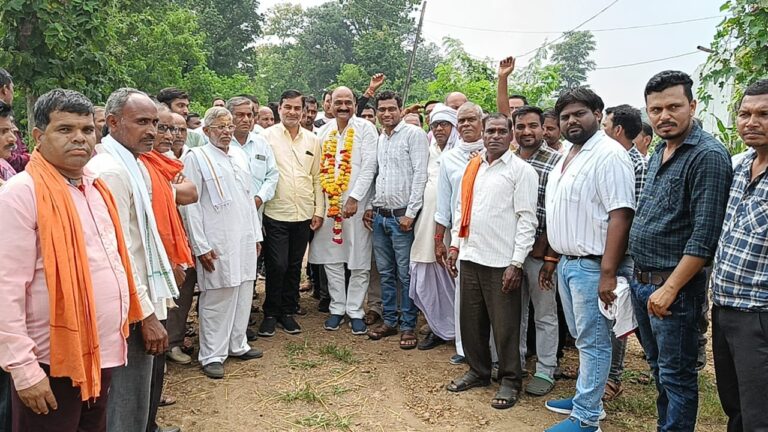 जनसेवा और विकास भाजपा का मूलमंत्र - राकेश पाल केवलारी विधायक ने आज पांच महत्वपूर्ण सड़को का किया भूमिपूजन कान्हीवाड़ा यशो:- शनिवार 30 सितंबर को केवलारी में भारतीय जनता पार्टी के विधायक राकेश पाल सिंह के कार्यकाल में विधानसभा क्षेत्र केवलारी में विकास कार्यो की श्रंखला लगातार चल रही है और क्षेत्र में विकास बोल रहा है । मंडल कान्हीवाड़ा के अंतर्गत ग्राम आमाकोला के ग्रामीणों द्वारा ं विगत28 बर्षो से आमाकोला से नरवाखेड़ा सड़क की मांग की जा रही थी, जिससे केवलारी के विधायक ने आज पूरा करते हुये बड़ी संख्या में उपस्थित ग्रामीणों को साक्षी बनाते हुये सड़क के निर्माण कार्य का किया। इस सड़क की लंबाई 2.36 किलोमीटर एंव सड़क का निर्माण 329.57 लाख रूपये से होगा। इसी प्रकार श्री पाल ने शनिवार को ही पलारी मंडल अंतर्गत ग्राम भाटा में बहु प्रतिक्षित मार्ग भाटा से आमाकोला मार्ग का भूमि पूजन ििकया। इस मार्ग मार्ग की कुल लंबाई 3.07 किलोमीटर होगी और इसकी लागत 273.38 लाख रुपये है । इसके पश्चात ग्राम चावरमारा के बहु प्रतिचित सड़क मार्ग जो कि आजादी के 77 साल तक निर्माण नहीं हुआ था इस मार्ग का भूमिपूजन भी किया गया जो चारवरमारा से भालीवाड़ा तक बनेगा । इसकी लम्बाई 1.2 किलोमीटर हैं । इसकी निर्माण लागत 120.64 लाख रुपये से होगी। श्री पाल ने इस अवसर पर जन सभा को संबोधित किया और कहा कि भारतीय जनता पार्टी का नाम ही विकास हैं। गांव गांव सड़को का जाल भाजपा की सरकार ने करते हुये विकास की रफ्तार को गति दी है और यह सड़्के हमारी अर्थ व्यवस्था की रीढ़ है । ग्राम डुंडा सिवनी में डुंडा सिवनी से मानेगांव सड़क मार्ग का भूमि पूजन किया इसकी लंबाई 1.92 किलोमीटर और सड़क निर्माण की लागत 249.18 लाख रुपये होंगी । इसी प्रकार बरसला से ं पलारी पहुँच मार्ग का भूमि पूजन किया। इस सड़क की लंबाई 1.34 किलोमीटर होंगी तथा लागत 156.15 लाख रुपये होंगी । विधायक श्री पाल ने कहा कि भाजपा सत्ता में सेवा के लिये आती है और भााजपा आम आदमियों की बेहतरी के लिये लगातार प्रयासरत रहती है । गरीबो के दुख दर्द को समझती है किसानों की जरूरते समझती है ग्रामीण परिवेश की प्राथमिकताएँ और उन्हें आधुनिक सुविधाओं से जोड़कर उनके जीवन को सरल बनाने का नाम ही भाजपा है । श्री पाल ने कहा कि मध्यमवर्गी परिवार से संबंध रखने वाले हमारे जननायक देश के यशस्वी प्रधानमंत्री नरेन्द्र मोदी के बारे सभी जानते है कि वे रेल्वे स्टेशन में चाय बेचते थे प्रदेश के यशस्वी मुख्यमंत्री शिवराज जी कृषक पुत्र है । उन्हें देश के हालत और गरीबो किसानों मजदूरों की समझ है उनके जीवन को सरल और सुखमय बनाने के लिये सैकड़ो कल्याण कारी योजनाएँ बनने के साथ तेजी से चातुर्दिक विकास को अंजाम दिया है । श्री पाल ने कहा कि उसी का परिणाम है कि गरीब व्यक्ति भी प्राइवेट हॉस्पिटल में 5 लाख रुपये तक मुफ्त ईलाज करवा सकता हैं। सभी के आज बैंको में जन धन खाते हैं। पक्के मकान भारतीय जनता पार्टी दे रही हैं। घर घर शौचालय बनवाकर महिलाओं के सम्मान को भाजपा की सरकार ने बनवाने का अभियान चलाया ं। श्री पाल ने कहा कि प्रदेश सरकार के मुख्यमंत्री शिवराज सिंह चौहान लाड़ली बहनों को इनके खाते में लाड़ली बहनों के खाते में 1250 रुपये डाले जा रहे हैं जो भविष्य में बढ़ाकर 3000 रुपये कर दी जाएगी। लाड़ली बहनों को 450 रुपये में गैस सिलेंडर हमारी सरकार दे रहीं हैं। लाड़ली लक्ष्मी योजना के माध्यम से बच्चियों को उनके जन्म से विवाह तक का खर्च उनके मामा शिवराज सिंह चौहान जी उनकी पढ़ाई,लिखाई,बस्ते एंव उनकी ड्रेस का खर्च बहन कर रहे हैं। आज बच्चिया किसी के ऊपर बोझ नहीं है । आयोजित कार्यक्रमो ंमें बड़ी संख्या में भाजपा के पदाधिकारी और कार्यकत्र्ता उपस्थित रहे ।