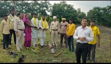 सीताफल बिक्री के लिये बनेगा भवन : जनपद अध्यक्ष ने किया भूमिपूजन छपारा यशो:- जनपद पंचायत छपारा के अंतर्गत ग्राम खेरमाटाकोल भूतबधानी में सीताफल बिक्री के लिए भवन निर्माण कार्य कराया जाएगा जहां आज सीताफल केंद्र बनाने के लिए जनपद पंचायत के अध्यक्ष सदन सिंह बरकड़े ने भूमि पूजन किया भूतबधानी एफ पी ओ कंपनी के द्वारा उक्त भवन? बनाया जा रहा है इस कार्यक्रम में जिला सिवनी में सीताफल उत्पादक संघ के अध्यक्ष सचिव एवं ऑडियो संस्था के सम्मानित प्रदीप रांगडाले और जनपद पंचायत छपारा के अध्यक्ष सदम सिंह बरकड़े ग्राम पंचायत बकोडा सिवानी के सरपंच अवध लाल मरकाम एवं क्षेत्रीय वनरक्षक ठाकुर साहब और साहू वनरक्षक लालचंद धुर्वे पूर्व जनपद सदस्य कोमल परते कुस्टलाल तेकाम राजकुमार भलावी राहर? सिह मस्कोले भलावी सविता बरकड़े एवं समस्त ग्रामवासी खेरमाटाकोल एवं गणमान्य नागरिक उपस्थित रहे भुतबंधनी एफ पी ओ कंपनी के समस्त सदस्यों की आउटलेट एवं कार्य संचालन के लिए ऑफिस की भूमि पूजन कार्यक्रम संपन्न कराया गया