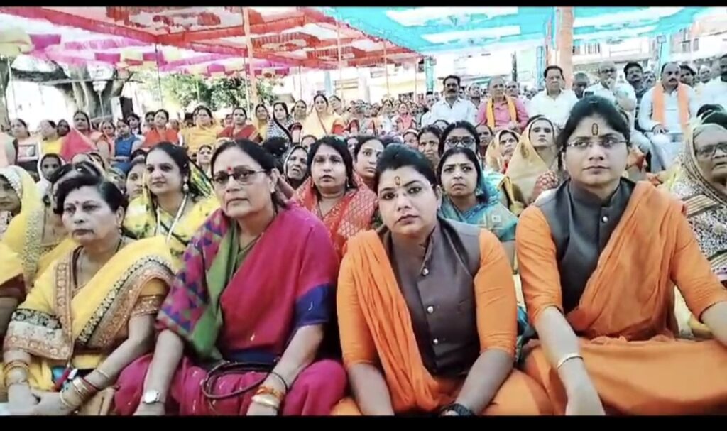 ब्रम्हलीन शंकराचार्य जी ने कहा था सिवनी काशी के समान है - अविमुुक्तेश्वरानंद     सिवनी यशो:- समय कितना कीमती है इसका आभास उस समय होता है जब उसके बीतने की समय अवधि नजदीक आने लगती है। यह हमारे गुरू की जन्मस्थली है जिसमें मैं शंकराचार्य बनने के बाद पहली बार आया हूं, इसे मैं नमन करता हूं। मेरा ध्येय था कि मैं सिवनी उस समय जाऊं जब गुरूजी की वार्षिक समाराधना हो जाये। सिवनी शिव की नगरी है और यही काशी है। यह बात ज्योतिषपीठ के शंकराचार्य स्वामी अविमुक्तेश्वरानंद सरस्वती जी महाराज ने आज मठ मंदिर के प्रांगण में धर्मानुरागी श्रोताओं  से कही है।
स्वामी जी ने कहा कि समय बहुत कीमती होता है। समय की कीमत का एहसास उस समय होता है जब वह बीतने लगता है और एक निर्धारित समय पर आ जाता है जिस पर हम बंधनकारी होते हैं। सिवनी का यह उनका पहला कार्यक्रम है। उन्होंने तय किया था कि दो पीठ के ब्रम्हलीन हुए शंकराचार्य स्वामी स्वरूपानंद सरस्वती जी की जब वार्षिक समाराधना हो जाएगी तभी वे सिवनी जायेंगे। वार्षिक समाराधना हो चुकी है और चातुर्मास का सीमा उल्लंघन भी करना था ऐसे में हमारे गुरू भाई ब्रम्हचारी सुबुद्धानंद जी ने कहा कि सिवनी चलना है और शोभायात्रा का कार्यक्रम बना हुआ है। यह गुरू का आर्शीवाद ही है कि जो मैने सोचा था वह मेरे सामने आ गया।
    आपने कहा कि सिवनी आने का महत्व मेरे लिए वैसा ही है जैसे रामभक्त को अयोध्या जाने से और कृष्ण भक्त को मथुरा जाने से होता है। सिवनी हम सब गुरू भाईयों के लिए काशी के समान है। आपने कहा कि वह मनुष्य धन्य हो जाता है जो चार व्यवहार करता है। काशी में रहना, अच्छे लोगो की सत्संग करना, गंगाजल पीना और शिवजी का पूजन करना। आपने बताया कि हमारे गुरू ने कहा था कि सिवनी काशी के समान ही है। यहां अच्छे लोगों का सत्संग होता है। मां बैनगंगा का जल गंगा जैसा ही है और मठ मंदिर में स्थापित शिवजी अद्वितीय है। आपने कहा कि जब एक हमने अपने गुरू से कहा कि यह काशी कैसे है तो उन्होंने पंचांग बुलवाया और बताया कि यह पंचाग कहां से प्रकाशित होता है। हमने बताया कि यह काशी का पंचाग है। आपने कहा कि काशी के पंचाग से जो हम व्यवहार करते हैं वही काशी है। अंधेरे को हराकर प्रकाश को ही काशी कहा जाता है।