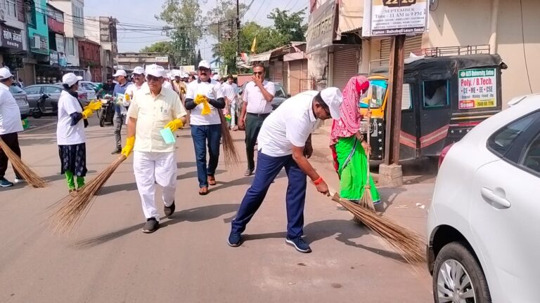 विधायक दिनेश राय मुनमुन ने स्वच्छता दिवस के कार्यक्रमों मे हुये शामिल सिवनी यशो:- रविवार 01 अक्टूबर को सिवनी विधानसभा क्षेत्र के विधायक दिनेश राय मुनमुन ने स्वच्छता दिवस के अवसर पर भाजयुमो एवं नगरपालिका के कार्यक्रमों मे सहभागिता कर स्वच्छता का संदेश दिया। सिवनी नगर मे स्थित प्राचीन मठ मंदिर परिसर मे प्रात: 09:30 बजे से भाजयुमो द्वारा सेवा पखवाड़ा अंतर्गत आयोजित वृहद स्वच्छता अभियान कार्यक्रम मे विधायक श्री राय ने सांसद डा. ढालसिंह बिसेन के साथ सहभागिता कर मठ मंदिर परिसर व तालाब के घाटों पर की सफाई कर स्वच्छता का संदेश दिया। इस अवसर पर गजानंद पंचेश्वर महामंत्री जिला भाजपा, अभिषेक दुबे भाजपा नगर अध्यक्ष, संजय पप्पू सोनी उत्तर मंडल अध्यक्ष, निरंजन मिश्र, संजू मिश्रा, पार्वती जंघेला, संजय खंडाईत, मयूर दुबे प्रदेश कार्यसमिति सदस्य, राजू यादव पार्षद, गोलू पंडित पार्षद, ओमप्रकाश गोलू शर्मा , राजेंद्र परते, दीपक सेन, अंकित चौरसिया, गगन विश्वकर्मा, शैलेंद्र नामदेव, राजेंद्र यादव, बादल बैन, शुभम राजपूत, तुलेश डहरवाल, ऋषभ चौरसिया नगर अध्यक्ष युवा मोर्चा, भुनेश कुल्हाड़े उत्तर मंडल अध्यक्ष, अनीता राठौर, अंश सोनी, रौनक अग्रवाल, शीनू तिवारी , अजय गहलोद, खुश अग्रवाल, अक्षत अग्रवाल, खुशाल ठाकुर सहित बडी संख्या में भाजयुमो कार्यकर्ताओं की गरिमामय उपस्थिति रही। इसके पश्चात विधायक दिनेश राय मुनमुन नगरपालिका परिषद सिवनी द्वारा मान. प्रधानमंत्री नरेन्द्र मोदी के अव्हान पर आयोजित स्वच्छता दिवस कार्यक्रम "एक साथ एक घंटे स्वच्छता के लिए" अंतर्गत प्लाग रन मे सांसद डा ढालसिंह बिसेन, नगरपालिका अध्यक्ष शफीक खान, पार्षदगणों, अधिकारियों, कर्मचारियों के साथ शामिल हुए, तथा नगरपालिका चौक से शुक्रवारी गांधी चौक तक सभी के साथ मिलकर सफाई किया। इस दौरान विधायक श्री राय ने मठ परिसर मे सशस्त्र पुलिस बल के जवानों से मांगों के संबंध मे ज्ञापन प्राप्त किया। उक्त कार्यक्रमों के पूर्व श्री राय ने सर्किट हाउस पहुंचकर केबिनेट मंत्री दर्जा प्राप्त स्टेट इलेक्ट्रानिक डेवलपमेंट कॉरपोरेशन अध्यक्ष श्री शैतान सिंह पाल से मुलाकात किया तथा शाल श्रीफल भेंटकर स्वागत किया।