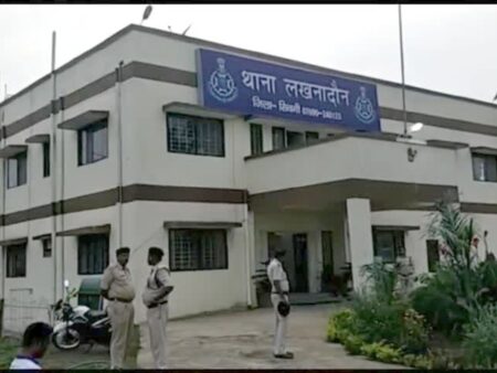 थाना लखनादौन पुलिस द्वारा अवैध मादक पदार्थ (गांजा) जप्त सिवनी यशो:- पुलिस अधीक्षक राकेश कुमार सिंह के निर्देशन मे अतिरिक्त पुलिस अधीक्षक जी.डी. शर्मा, अनुविभागीय अधिकारी पुलिस लखनादौन अपूर्व भलावी के मार्ग दर्शन में विश्वसनीय मुखबीर की सूचना पर थाना लखनादौन पुलिस द्वारा 1 किलो 100 ग्राम अवैध मादक पदार्थ गांजा जप्त कर आरोपी को गिरफ्तार करने मे बड़ी सफलता प्राप्त की है। दिनांक 25.11.2023 की रात्री मे वरिष्ठ अधिकारियो द्वारा अवैध मादक पदार्थ के विरुद्ध कार्यवाही हेतु थाना प्रभारी लखनादौन के.पी. धुर्वे को कार्यवाही को निर्देश दिए गए थे इसी कडी में पथरिया रोड पर अभियुक्त मुन्ना उर्फ संतोष पिता अन्नीलाल उम्र 42 वर्ष निवासी पथरिया को अवैध रूप से मादक पदार्थ गांजा का परिवहन करते दरमियानी रात करीबन 23.00 बजे घेराबंदी कर पकडा गया जिसके कब्जे से 1 किलो 100 ग्राम मादक पदार्थ (गांजा) जप्त कर आरोपी को गिरफ्तार किया गया थाना लखनादौन मे अपराध क्रमांक 516/2023 धारा 8/20 एनडीपीएस एक्ट का पंजीबद्ध किया गया। सराहनीय कार्य:- उक्त कार्यवाही मे थाना प्रभारी निरीक्षक के.पी. धुर्वे, सहायक उप निरीक्षक गोविंद पटेल, आर0 नवनीत पाण्डे, धनेश्वर यादव, अरविंद यादव, अनिल लोखंडे, प्रियंक तिवारी, होमेश्वर गायक्वाड, प्रकाश उईके, सैनिक दद्दूलाल परते की सराहनीय भूमिका रही । जप्त अवैध मादक पदाथर्:- 1 किलो 100 ग्राम मादक पदार्थ (गांजा) आरोपी - मुन्ना उर्फ संतोष पिता अन्नीलाल उम्र 42 वर्ष निवासी ग्राम पथरिया थाना लखनादौन अपराधिक रिकार्ड-1. 06/2001 धारा 8/20 एनडीपीएस एक्ट