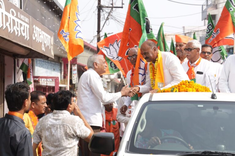 चुनाव के आखिरी दिन भाजपा प्रत्याशी राकेश पाल सिंह ने दिखाई ताकत केवलारी यशो:- बुधवार 15 नवंबर को केवलारी विधानसभा से भाजपा प्रत्याशी राकेश पाल सिंह प्रचार के अंतिम दिन पूरी ताकत झोंक दी। वह सुबह से ही चुनाव प्रचार के लिए निकल गए। केवलारी विधानसभा से सभी प्रमुख नगरों में उन्होंने चुनाव प्रचार किया। इस दौरान वह लाड़ली बहना योजना और किसान सम्मान निधि और किसान कल्याण योजना की बात करते हुए नजर आए। भाजपा के कार्यकर्ताओं ने छापरा, केवलारी, पलारी कान्हीवाड़ा, उगली, धनौरा, में बाइक रैली निकाल कर लोगों से भाजपा पक्ष में वोट करने की अपील की। इस दौरान भाजपा प्रत्याशी राकेश पाल सिंह ने छापरा रोड शो किया, इस अवसर पर भारी तादाद में मातृशक्ति उनके साथ मौजूद रही। उनके रोड शो में शामिल महिलाएं भाजपा का झंडा थामे नजर आई। साथ ही भारत माता की जय और भारतीय जनता पार्टी जिंदाबाद के नारे लगाती नजर आई। भाजपा प्रत्याशी राकेश पाल सिंह ने लोगों से कहा कि जब लोग वोट करने जाए तो प्रधानमंत्री नरेन्द्र मोदी और मुख्यमंत्री शिवराज चौहान द्वारा चलाई जा रही योजनाओं को ध्यान में रखें। लाड़ली बहना जैसी योजना से प्रदेश सरकार महिलाओं को आर्थिक तौर पर सशक्त कर रही है। साथ ही किसान कल्याण योजना और किसान सम्मान निधि से किसानों को भी आर्थिक रूप से सशक्त तो कर ही रही है राजनैतिक और सामाजिक क्षेत्र में भी मातृशक्ति को मजबूती प्रदान कर रही है । भाजपा प्रत्याशी राकेश पाल सिंह के समर्थन में पलारी में भाजपा कार्यकर्ताओं ने चुनाव प्रचार के अंतिम दिन पूरी एक जुटता के साथ बाइक रैली निकाल कर लोगों से आगामी 17 नवम्बर को भाजपा के पक्ष में मतदान करने की अपील की। कान्हीवाड़ा, धनौरा, उगली में भी भाजपा कार्यकर्ता सड़को पर निकले और लोगों से भाजपा के पक्ष में अधिकाधिक मतदान करने की अपील की। भाजपा कार्यकर्ता पूरे जोश में नजर आए।