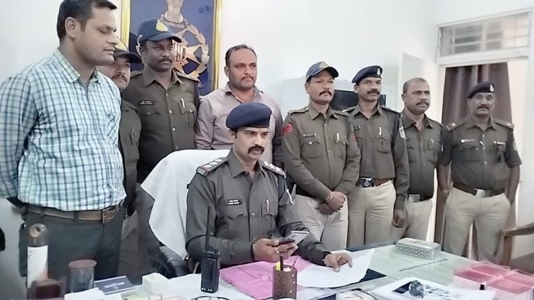 कोतवाली पुलिस ने पाँच लाख की अबैध शराब की जप्त आबकारी एक्ट का प्रकरण दर्ज सिवनी यशो:- कोतवाली थाना क्षेत्र के तिलक वार्ड में विधानसभा चुनाव के मतदान के एक दिन पूर्व मतदाताओं को बांटने के लिये जमा किया गया शराब का जखीरा बरामद किया गया है । कोतवाली पुलिस के अनुसार मुखबिर से प्राप्त सूचना के आधार पर की गयी कार्यवाही में पुलिस को यह सफलता प्राप्त हुई पुलिस कोतवाली से जारी विज्ञप्ति के अनुसारविधानसभा चुनाव 2023 को देखते हुए श्रीमान पुलिस अधीक्षक सिवनी राकेश कुमार सिंह के द्वारा विभिन्न चुनावी शिकायतो पर तत्परता से कार्यवाही करने के निर्देश प्राप्त थे इसी तारतम्य मे विभिन्न सेक्टर मोबाईल को निर्देश थे कि उनके आने वाले मतदान क्षेत्र अन्तर्गत जनता को प्रलोभन देने के उददेश्य से कपड़ा पैसे एवं शराब वितरण की शिकायते प्राप्त होने पर कड़ी से कड़ी कार्यवाही की जाना है ताकि निष्पक्ष मतदान संपादित कराया जा सकें इसी क्रम मे अवैध शराब रखे होने की सूचना प्राप्त होने पर अति.पु. अधीक्षक सिवनी श्री गुरूदत्त शर्मा 1द्गष् क्कद्धद्ब निर्देशन में एवं सिवनी एसडीओपी श्री पुरूषोत्तम सिंह मरावी के मार्गदर्शन में सिवनी कोतवाली पुलिस द्वारा मतदान के एक दिन पूर्व मुखबिर सूचना पर त्वरित कार्यवाही करते हुए अवैध शराब का जखीरा रेल्वे स्टेशन रोड तिलक वार्ड के एक खंडहरनुमा मकान से जप्त किया गया । इस मामले मे थाना कोतवाली मे आबकारी एक्ट का प्रकरण कायम कर विवेचना मे लिया गया है । उक्त शराब के संबंध मे पूछताछ की जा रही है । जप्त संपत्ति की गई । 153 पेटी देशी एवं अंग्रजी शराब कुल कीमति 5,00,000/- (पांच लाख रूपये) नाम आरोपी - 01. अरविंद साहू पिता तिजबा साहू 35 साल निवासी रानी दुर्गावती वार्ड सिवनी (अप.क्र. 1029/23 धारा 34 (2) आबकारी एक्ट ) - जप्ती मात्रा कुल 153 पेटी देशी / अंग्रेजी शराब सराहनीय भूमिका निरी सतीश तिवारी थाना प्रभारी कोतवाली उनि राहुल काकोडिया, संपत मरावी सउनि संतोष बेन आर अमित रघुवंशी, आर नितेश राजपूत, आर इरफान खान, आर अजय धुर्वे, विशाल भांगरे, गौरीशंकर राणा आर नीरज कपाले आर शिवम बघेल, अरविंद मडराह, मआर फरहीन रीना धुर्वे भूमिका सराहनीय रही । संपूर्ण टीम को पुलिस अधीक्षक महोदय द्वारा संपूर्ण टीम को सराहनीय कार्य हेतु पुरूष्कृत करने की घोषणा की गई है।