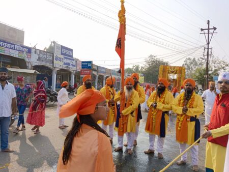 भक्तिधाम में हुआ सत्संग, आज पंजाबी गुरूद्वारे में विशाल लंगर सिवनी यशो:- श्री गुरूनानक देव का 554 वां जन्मोत्सव जिले भर में श्रद्धाभाव के साथ आयोजित किया जा रहा है, इस दौरान मुख्यालय सहित जिले के अन्य स्थानों पर बने गुरूद्वारों में आकर्षक रोशनी की गई है। भजन-कीर्तन के अलावा लंगर भी भक्तजनों के लिए आयोजित किये जा रहे है। ज्ञात रहे कि श्री गुरूनानक देव जी के जन्म माह की वजह से कार्तिक माह को सिख धर्म में सबसे पवित्र माना जाता है। इस माह शुक्ल पक्ष में प्रतिदिन प्रभातफेरी उन्हे मानने वाले अनुयायी निकाल रहे है। शनिवार को नियत कार्यक्रम के अनुसार पंजाबी गुरूद्वारे गुरूनानक वार्ड से नगर कीर्तन आरंभ हुआ, जो कि बाहुबली चौक से होते हुए संकीर्तन पाल पंप से नगर पालिका चौक, बस स्टेंड होते हुए दोपहर लगभग 1 बजे सिंधी कालोनी स्थित भक्तिधाम पहुंचा, जहां से पुन: संकीर्तन में शामिल यात्री पंजाबी गुरूद्वारे में पहुंचे। गुरू सिंघ सभा के अध्यक्ष राजा भाटिया से मिली जानकारी अनुसार आगामी 27 नवंबर की सुबह गुरूनानक जयंती के पावन अवसर पर पंजाबी गुरूद्वारे में प्रात: काल से ही भजन कीर्तन आरंभ होगा, अरदास के उपरांत गुरू का अटूट लंगर भी आरंभ हो जायेगा। आज को सिंधी कालोनी स्थित भक्तिधाम को चकरभाटा झूलेलाल मंदिर के पीठासीन संत सांईलाल दास का आगमन हुआ, जहां शाम 7 बजे से सत्यसंग एवं भजन संध्या आयोजित की गई। भक्तिधाम में 26 नवंबर की सुबह 10 बजे अरदास के बाद 11 बजे सत्यसंग भंडारा रखा गया है, इस दौरान जितेन्द्र महाराज के द्वारा दिये गये प्रवचनो का श्रवण किया। आज होंगे अनेक आयोजन गुरूनानक जयंती के अवसर पर भक्तिधाम सिंधी कालोनी में सोमवार को प्रात:6 बजे प्रभात फेरी निकाली जायेगी, इसके बाद सुबह 8 बजे वाहन रैली नगर के प्रमुख मार्गों का भ्रमण करते हुए पंजाबी गुरूद्वारा होते हुए पुन: भक्तिधाम पहुंच समाप्त होगी। इसी दिन भक्तिधाम 10 बजे सुबह अरदास, 11 बजे सत्यनारायण कथा के उपरांत, सिद्धांत सागर पाठसाहिब का भोग होगा। शाम 5 बजे गुरूनानक साहिब की शोभायात्रा सिंधी कालोनी के सभी मार्गों से भ्रमण करेंगी