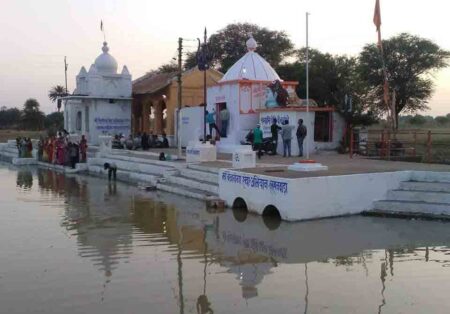 गोपाष्टमी पर्व पर बैनगंगा तट पर 20 नवंबर को कार्यक्रम महिला मंडल द्वारा किया जायेगा धार्मिक आयोजन सिवनी यशो:- कार्तिक मास गोपाष्टमी के पावन पर्व पर बैनगंगा जी के तट लखनवाड़ा पर विगत दो वर्षो से सिवनी क्षेत्र की समस्त महिला मण्डल के द्वारा सत्य नारायण व्रत कथा का आयोजन किया जाता है। इस वर्ष भी दिनाँक 20/11/2023 दिन सोमवार कार्तिक मास तिथि गोपाष्टमी के पावन पर्व पर भगवान सत्यनारायण जी की व्रत कथा का आयोजन किया गया है। साथ ही मां गंगा जी का पूजन, गौ पूजन,आँवला पूजन, तुलसी जी का पूजन, गीतापाठ,भगवान सत्यनारायण जी का पूजन एवं कथा का वाचन लक्ष्मी नारायण मंदिर के प्रधान पुजारी हेमन्त त्रिवेदी जी एवं सहयोगी ब्राह्मणों के द्वारा सम्पन्न होगा तथा मां बैनगंगा को चुनरी भेंट की जावेगी उसके बाद महाप्रसाद का वितरण किया जाएगा ।सत्यनारायण व्रत कथा महिला मंण्डल समिति आप सभी से अनुरोध करती है। कि बैनगंगा के पावन तट लखनवाड़ा पर जो भी भक्त सत्यनारायण व्रत कथा में सम्मिलित होना चाहते है वह पूजन सामग्री लेकर दिनाँक 20-11-2023 दिन सोमवार को सुबह 10 बजे सत्यनारायण व्रत कथा में सम्मिलित होकर धर्मलाभ प्राप्त कर सकते है। अधिक जानकारी के लिए महिला मंडल समिति से सम्पर्क कर सकते हैं ।संपर्क 9981229329,,9131427744,