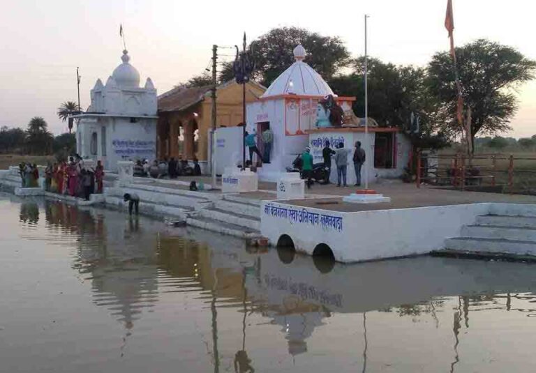 गोपाष्टमी पर्व पर बैनगंगा तट पर 20 नवंबर को कार्यक्रम महिला मंडल द्वारा किया जायेगा धार्मिक आयोजन सिवनी यशो:- कार्तिक मास गोपाष्टमी के पावन पर्व पर बैनगंगा जी के तट लखनवाड़ा पर विगत दो वर्षो से सिवनी क्षेत्र की समस्त महिला मण्डल के द्वारा सत्य नारायण व्रत कथा का आयोजन किया जाता है। इस वर्ष भी दिनाँक 20/11/2023 दिन सोमवार कार्तिक मास तिथि गोपाष्टमी के पावन पर्व पर भगवान सत्यनारायण जी की व्रत कथा का आयोजन किया गया है। साथ ही मां गंगा जी का पूजन, गौ पूजन,आँवला पूजन, तुलसी जी का पूजन, गीतापाठ,भगवान सत्यनारायण जी का पूजन एवं कथा का वाचन लक्ष्मी नारायण मंदिर के प्रधान पुजारी हेमन्त त्रिवेदी जी एवं सहयोगी ब्राह्मणों के द्वारा सम्पन्न होगा तथा मां बैनगंगा को चुनरी भेंट की जावेगी उसके बाद महाप्रसाद का वितरण किया जाएगा ।सत्यनारायण व्रत कथा महिला मंण्डल समिति आप सभी से अनुरोध करती है। कि बैनगंगा के पावन तट लखनवाड़ा पर जो भी भक्त सत्यनारायण व्रत कथा में सम्मिलित होना चाहते है वह पूजन सामग्री लेकर दिनाँक 20-11-2023 दिन सोमवार को सुबह 10 बजे सत्यनारायण व्रत कथा में सम्मिलित होकर धर्मलाभ प्राप्त कर सकते है। अधिक जानकारी के लिए महिला मंडल समिति से सम्पर्क कर सकते हैं ।संपर्क 9981229329,,9131427744,