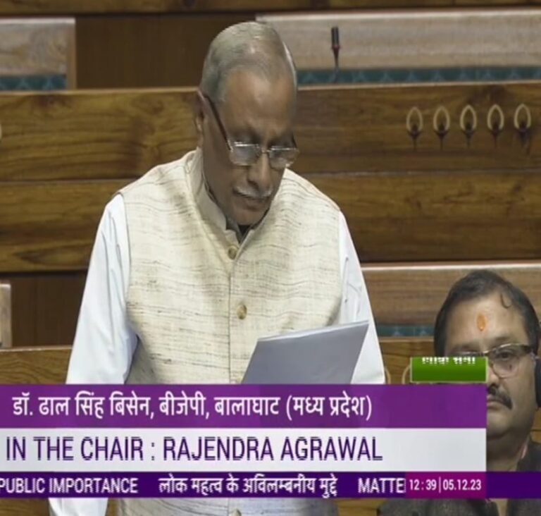 बीएसएनएल एवं सिंचाई हेतु बिजली का मामला उठाया डॉ. बिसेन ने सिवनी यशो:- वर्तमान समय डिजीटल का है, अधिकांश कार्य ऑनलाईन ही संपन्न हो रहे है, बीएसएनएल का नेटवर्क देश के सुदूर ग्रामों तक फैला हुआ है। बीएसएनएल अभी तक 2 जी से आगे नहीं बढ़ पाया है जबकि अन्य मोबाइल कंपनियां 4 जी और 5 जी तक पहुंच गई है। संसदीय क्षेत्र बालाघाट अंतर्गत बीएसएनएल का नेटवर्क की कनेक्टिविटी काफी कमजोर होने से विद्यार्थियों, किसानों, व्यापारियों एवं शासकीय कार्यालयों के कार्यों के संपादन में काफी परेशानी का सामना करना पड़ता है। इसी तरह किसानों को सिंचाई हेतु जो बिजली की आपूर्ति की जा रही है, उस व्यवस्था में सुधार की अत्यंत आवश्यकता है। उक्ताशय के दोनों मामलें बालाघाट सिवनी सांसद डॉ. ढालसिंह बिसेन द्वारा गत दिवस लोकसभा के शीतकालीन सत्र में आसंदी के समक्ष रखते हुए कहा कि वर्तमान समय में चाहे पढ़ाई लिखाई हो या किसानी कार्य, शासकीय कार्य, व्यवसायिक कार्य और बैंकिंग कार्य, यहां तक की सार्वजनिक वितरण प्रणाली का कार्य हो सभी ऑनलाइन होते है।देश में बीएसएनएल का ही नेटवर्क ऐसा है जो सुदूर अंचलों तक अपनी सेवाऐं दे रहा है। अन्य स्पर्धी कंपनियां 4 जी, 5 जी तक पहुंच गई है किंतु बीएसएनएल अभी 2 जी पर ही अटका हुआ है, जिसके कारण इसके उपयोगकर्ता नेटवर्क की परेशानी को लेकर परेशान रहते है। संसदीय क्षेत्र बालाघाट अंतर्गत आने वाले बालाघाट एवं सिवनी जिले के सुदूर अंचल मेंबीएसएनएल का नेटवर्क अत्याधिक कमजोर होने से आम लोगों को संबंधित ऑनलाइन के कार्यों के संपादन में काफी दिक्कत का सामना करना पड़ रहा है। कई बार तो बड़ी विषम परिस्थितियों का भी सामना करना पड़ता है। डॉ. बिसेन ने आसंदी से आग्रह किया किविभागीय मंत्री इस संबंध में संज्ञान लेकर व्यवस्था में सुधार हेतु आवश्यक दिशा निर्देश जारी करें ताकि आमजनों को राहत मिल सके और सरकार का उपक्रम भी अपने उपभोक्ताओं को बेहतर सेवाऐं दे सके। सांसद के निज सचिव सतीश ठाकरे ने बताया है कि डॉ. बिसेन ने नियम 377 के अधीन किसानों को सिंचाई हेतु बिजली आपूर्ति की विसंगति का मामला सदन के सामने रखते हुए कहा कि किसानों को सिंचाई हेतु दो पाली में 10 घंटे बिजली दी जा रही है। पहली पाली दिन में और दूसरी रात में बिजली आपूर्ति की जाती है, किंतु इस मौसम में रात की पाली में सिंचाई करना किसानों के लिए न केवल पीड़ा दायक है वरन जंगली जानवरों के कारण जान की जोखिम भी बनी रहती है।विगत कुछ सालों से बालाघाट संसदीय क्षेत्र अंतर्गत सिवनी जिले में कई लोग जंगली जानवर का शिकार हो चुके है। किसानों के समक्ष वोल्टेज भी एक समस्या है, जिससे खेतों में सिंचाई का कार्य भी बाधित होते रहता है और इसका विपरीत प्रभाव उनकी फसल उत्पादन पर पड़ता है। डॉ. बिसेन ने संबंधित विभागीय मंत्री से आग्रह किया कि किसानों के हित में कम से कम बिजली आपूर्ति निर्वाध रूप से 18 घंटे दी जाये साथ में ऐसी व्यवस्था हो कि आपूर्ति की अधिकांश व्यवस्था दिन में ही की जाये। संसद के शीतकालीन सत्र में सांसद डॉ. बिसेन द्वारा प्रधानमंत्री आदर्श ग्राम योजना (पीएमएजीवाय) अंतर्गत बालाघाट संसदीय क्षेत्र में चयन किये गये गांवों की जानकारी सामाजिक न्याय और अधिकारिता मंत्री से मांगी गई जिसके एवज में सामाजिक न्याय एवं अधिकारिता राज्य मंत्री ए.नारायण स्वामी द्वारा बालाघाट एवं सिवनी जिले के चयनित गांवों का ब्यौरा लिखित में दिया गया।