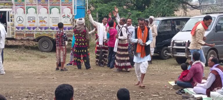 चमारी क्षेत्र के तेंदानी ग्राम में यदुवंशियों ने मड़ई में जमकर किया नृत्य छपारा यशो:- यूं तो हमारे देश में साल भर कोई ना कोई चीज त्यौहार मनाया ही जाता है वही एक तरह से देखा जाए तो हमारा देश में कई विभिन्न संस्कृति होने के बाद भी सारे देश के अलग-अलग हिस्सों में मनोरंजन का विशेष साधन मड़ई, मेलों का आयोजन है जिसमें हर वर्ग का व्यक्ति हिस्सा लेता है और अपना मनोरंजन करता है। ज्ञात हो कि दीपावली पर्व के बाद से ही क्षेत्र के ग्रामीण इलाकों में तीन से चार महीने इन्हीं मड़ई मेलों का आयोजन जारी रहता है, जिसमे विशेष रूप से यादव यदुवंशी समाज द्वारा प्रत्येक मड़ई में विशेष योगदान या आकर्षण रहता है या यूं कहें कि उनके नाच या नृत्य के बिना यह मड़ई मेले संभव नही हैं। इसी तरह गुरुवार को चमारी क्षेत्र के तेंदनी ग्राम में मड़ई का आयोजन किया गया, क्षेत्र वासियों के अनुसार उक्त मड़ई बहुत ही ऐतिहासिक रहती है,लोगो के मनोरंजन के लिए यहां पर सभी प्रकार के दुकानदार अपनी दुकान लगाते हैं जिसमे बच्चों के खेल खिलौना,झूलो से लेकर महिलाओं की खरीदारी के लिये दुकान सजाई जाती हैं,साथ ही लोगो के मनोरंजन से भरपूर एक उत्सव का माहौल रहा हैं। विभिन्न प्रकार की मिठाईयां,पीडी सिंगाड़ा, गन्ना जैसे अन्य छोटे दुकानदारो का भी इस अवसर पर वव्यसाय हो जाता है। उक्त मेले में आसपास के ग्रामीण क्षेत्रों के ग्रामवासी भी भारी संख्या में शामिल होकर यदुवंशियों द्वारा प्रस्तुत अहीरी नृत्य एवं आकर्षक झांकियों का आनंद लिए। ग्राम के बुजुर्गों के बताये अनुसार बरसों पहले मड़ई मेला लगने की परंपरा कुछ इस प्रकार भी बताते हैं कि उक्त मेले के माध्यम से विवाह योग वर वधू का रिश्ता भी तय होता था और ऐसे आयोजनों में लड़का लड़की के संबंध भी तय होते थे संबंध के बाद नव दंपत्ति इस मड़ई मेला में घूमने आते हैं सभी घरों में रिश्तेदार नातेदारो का आना जाना लगा रहता है सभी परिजन इस दिन बड़े उत्साह धूमधाम से इसे एक त्यौहार के रूप में मनाते थे जो आज भी वर्तमान समय में ग्रामीण क्षेत्रों में यह परंपरा जारी है।