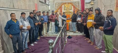 श्री बालरूप हनुमान मंदिर में अक्षत कलश स्थापना के साथ हुआ हनुमान चालीसा का पाठ सिवनी यशो:- आयोध्या श्री राम लला मंदिर से आए हुए अक्षत कलश को श्री राम मंदिर शुक्रवारी से सुभाष वार्ड के सभी राम भक्तों द्वारा कलश यात्रा के रूप में वार्ड में भ्रमण करते हुए बाल रूप हनुमान मंदिर में पूर्ण हर्षोल्लास एवं विधिवत पूजन के साथ स्थापित कराया गया। गुरूवार की रात्रि 8:30 बजे श्री बाल रूप हनुमान मंदिर महावीर टॉकीज में अक्षत कलश स्थापना के उपरांत भजन संध्या का कार्यक्रम रखा गया है जिसमें समस्त राम भक्तों द्वारा कलश के पूजन उपरांत भजन एवं हनुमान चालीसा के पाठ का आयोजन किया गया