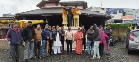 डॉ आंबेडकर महापरिनिर्वाण दिवस पर किया गया बाबा साहब को याद बरघाट यशो: - बाबा साहेब आंबेडकर की 66? वीं पुण्यतिथि पर बरघाट में बस स्टैंड में डा. अंबेडकर जी व भगवान गौतम बुद्ध की प्रतिमा पर माल्यार्पण कर महापरिनिर्वाण दिवस मनाया। बुधवार को बस स्टैंड पर समाजसेवी संगठन तथागत पंचशील कल्याण समिति, नगर कांग्रेस कमेटी व नगर परिषद द्वारा भारत रत्न डा.अम्बेडकर व भगवान गौतम बुद्ध की प्रतिमा पर माल्यार्पण किया गया। इस अवसर पर सर्वप्रथम उपस्थित जनों ने बाबा साहब के आदर्शों पर जयघोष किया। मौन धारण कर आदरांजलि व्यक्त करते हुए सामाजिक उत्थान की शपथ दिलाई। इस मौके पर बरघाट नगर परिषद इमरता साहू, पूर्व नगर परिषद अध्यक्ष अनिल सिंह ठाकुर, पार्षद अभिलाष गोलू मालवी, असंत उइके, ज्ञानसिंह चौधरी , हेमंत राहंगडाले मौजूद थे। वही समाजिक बंधुओं में तीरथ प्रसाद गजभिये, संजीव चौहान, मौजूद रहे, वहीं कांग्रेस नगर कांग्रेस कमेटी के अध्यक्ष सुनील अवधवाल, पूर्व पार्षद सुरेन्द्र जायसवाल, पूर्व पार्षद महेंद्र महोबिया, राजेश लुधियाना, मनोज सूर्यवंशी, युगल चौधरी सहित अन्य व्यक्ति मौजूद थे।