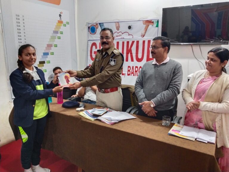 डीएसपी प्रदीप वाल्मीकि ने गुरुकुल के विद्यार्थियों का किया मार्गदर्शन बच्चों को यातायात, साइबर क्राइम, पर्यावरण संरक्षण एवं महिला सशक्तिकरण के प्रति किया जागरूक सिवनी यशो:- गुरुकुल पब्लिक हायर सेकेण्डरी स्कूल बरघाट में सिवनी के डी एस पी प्रदीप वाल्मीकि वर्ल्ड बुक ऑफ रिकॉर्ड यूके लंदन 2017 के रिकॉर्ड होल्डर ने बच्चों को मार्गदर्शित करते हुए ट्रैफिक, महिला सशक्तिकरण,साइबर सुरक्षा, खेलों के महत्व और अनेक विषयों पर चर्चा की। कार्यक्रम में बच्चों से कई प्रश्नों को पूछा गया और बच्चों का मनोरंजन करते हुए उन्हें खेल एवं जानकारियां प्रदान की। मीडिया जगत से पृथ्वी टाइम्स के संपादक पृथ्वी राज जगने उपस्थित रहे। बच्चों को मीडिया जगत से परिचित कराते हुए बच्चों को मोटिवेट किया। कला के क्षेत्र में टीवी आर्टिस्ट देव पवार एवं अली भी उपस्थित रहे। कार्यक्रम में संस्था प्रबंध निदेशक नरेश सिंह राजपूत एवं प्राचार्य ज्योति सिंह राजपूत उपस्थित रहे। संस्था प्रमुख ने ह्यूमन रिसोर्सेस फेडरेशन एवं गुरुकुल को संबोधित करते हुए बताया की गुरुकुल को अब तक 32 बड़े अवार्ड प्राप्त है। स्कूल एकेडमिक कॉर्डिनेटर दीक्षा पटले ने मंच संचालन करते हुए बताया कि गुरुकुल पब्लिक स्कूल को मध्यप्रदेश के 100 स्कूलों में से ए प्लस की रैंकिंग प्राप्त है एवं गुरुकुल में पूर्ण रूप से डिजिटल एजुकेशन कराया जा रहा है। साथ ही बच्चे खेल एवं अनेक विधाओं में नेशनल इंटरनेशनल लेवल पर चयनित हो रहे है।