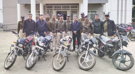 कोतवाली पुलिस द्वारा चोरी की 5 मोटर सायकिल जप्त सिवनी यशो:- सिवनी कोतवानी पुलिस द्वारा मोटर सायकल चोरी के आदतन अपराधी को पकड़ा गया जिसके पास से अलग अलग स्थानों से चुराई गयी पाँच मोटर सायकल बरमद की गयी है । पुलिस द्वारा दी गयी जानकारी के अनुसार उक्त आरोपी पहले भी मोटर सायकल चोरी के अपराध में पकड़ा गया है । पुलिस द्वारा प्रेस को दी गयी जानकारी के अनुसार पुलिस अधीक्षक सिवनी राकेश कुमार सिंह के द्वारा चोरी गयी मोटर सायकिलों को बरामदगी एवं चोरी करने वालों के विरुद्ध सघन अभियान चलाने निर्देशित किया गया है जिसमें अतिरिक्त पुलिस अधीक्षक जी0डी0 शर्मा के मार्गदर्शन तथा अनुविभागीय अधिकारी पुरुषोत्तम मरावी के कुशल निर्देशन में थाना प्रभारी कोतवाली निरीक्षक सतीश तिवारी के द्वारा एक टीम का गठन किया जाकर चोरी गयी मोटर सायकिलों की सघन तलाश जारी की गयी जिसमें एक मोटर सायकिल चोर पकडाया जिसके पास से थाना कोतवाली के 02 अपराधों में चोरी गयी 02 मोटर सायकिल जप्त की गयी तथा पूछताछ करने पर आरोपी के द्वारा अलग-अलग स्थानों से 03 अन्य मो0सा0 चोरी करना बताया जिसे पुलिस टीम द्वारा जप्त कर थाना प्रांगण में लाकर खड़ा कर दिया गया है। पुलिस टीम के द्वारा आरोपी से 05 मोटर सायकिल कीमती लगभग 2.5 लाख की जप्त की गयी है। आरोपी कैलाश पूर्व में भी मोटर सायकिल चोरी की वारदात में पकड़ा गया है जिसके अपराध थाना केवलारी, कान्हीवाडा, बरघाट एवं बंडोल में दर्ज हैं। पुलिस टीम के द्वारा आरोपी से 5 मोटर सायकिल कीमती लगभग 2 लाख 50 हजार की जप्त की गयी है। आरोपी के नाम कैलाश पिता लालचंद पटले उम्र 48 साल निवासी ग्राम सालई टोला थाना कान्हीवाडा हाल निवास मदिया वार्ड बरघाट थाना बरघाट सिवनी है। आरोपी कैलाश पूर्व में भी मोटर सायकिल चोरी की वारदात में पकड़ा गया है जिसके अपराध थाना केवलारी, कान्हीवाड़ा, बरघाट एवं बंडोल में दर्ज हैं। जप्त मशरुका 05 मोटर सायकिल कीमती लगभग 2.5 लाख रुपये जप्त की बाइक में हीरो कंपनी की एचएफ डीलक्स क्रमांक एमपी 22 एमएफ 7387, हीरो कंपनी की स्पलेंडर क्रमांक एमपी 22 एमडी 9719, हीरो होंडा, हीरो कंपनी की पेशन प्रो बिना नंबर की चेचिस नंबर एवं बजाज कंपनी की डिस्कवर बिना नंबर शामिल है। इस कार्यवाही में निरीक्षक सतीश तिवारी, उप निरीक्षक राहुल काकोडिया, सहायक उप निरीक्षक संतोष बेन, संजय यादव, प्रधान आरक्षक सुन्दर श्याम, मुकेश विश्वकर्मा, आरक्षक नीतेश राजपूत, शिवम, सिद्धार्थ दुबे, राजू भलावी, रविन्द्र, अजय धुर्वे, इरफान खान की सराहनीय भूमिका रही।