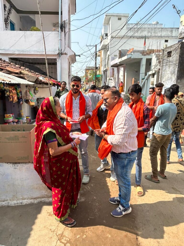 अयोध्या से आये निमंत्रण को पहुँचाने में जुटे रामभक्त सिवनी यशो:- श्रीरामजन्मभूमि में बन रहे भव्य मंदिर में आगामी पौष शुक्ल द्वादशी 22 जनवरी को प्रभु श्रीराम का नवीन विग्रह नवनिर्मित भव्य मंदिर के गर्भगृह में विराजित करके प्राण प्रतिष्ठा की जायेगी । इस दिन को ऐतिहासिक बनने के लिये पूरे देश भर में रामभक्त लगातार जुटे हुये है और पूरे देश को राममय बनाने के लिये उत्साहित है । राम मंदिर अयोध्या के अभूतपर्व आनंद में सभी सनातन धर्मियों की सभागिता बढ्चढकर रहने वाली है । सिवनी जिले में भी निरंतर रामभक्त जुटे है । 01 जनवरी से अयोध्या से आये अक्षत को घर घर पहुँचाने का कार्यक्रम किया जा रहा है । जिले के प्रत्येक वार्ड, ग्राम के लिये अक्षत और निमंत्रण पत्र पहुँचाने के लिये तिथियाँ निर्धारित की गयी है । सुदूर ग्रामीण क्षेत्रों से लेकर नगरों के वार्ड वार्ड में रामभक्त अयोध्या से आये निमंत्रण को अपनी टोलियों के साथ वितरित कर रहे है । यह निमंत्रण देने का काम 15 जनवरी तक चलने वाला है । रामभक्तों की टोलियाँ अयोध्या से पहुँचे अक्षत कलश से अक्षत निकालकर पूरे क्षेत्र में वितरित करने के लिये उसको व्यवस्थित कर रहे है और इस बात का ध्यान रखा जा रहा है कि कोई भी परिवार अक्षत के रूप में दिये जाने वाले निमंत्रण से वंचित न रह जाये । रामभक्तों की टोलियाँ बड़े उत्साह से अयोध्या से आये निमंत्रण को हर घर में पहुँचाने भी जुटे हुये है । सिवनी नगर के रानी दुर्गावती वार्ड में रामभक्तों की पहुँची टोली ने हर घर में अयोध्या से आये निमंत्रण को पहुँचाते हुये परिवारों से आग्रह किया कि यह निमंत्रण अयोध्या से आया है 22 जनवरी को प्राण प्रतिष्ठा समारोह को अपने वार्ड में सामूहिक रूप से उत्साह के साथ मनाया जायेगा और अयोध्या से आये अक्षत की पूजा की जायेगी। प्राण प्रतिष्ठा समारोह के लाइव प्रसारण को सामूहिक रूप से देखा जायेगा तथा भजन कीर्तन सहित अन्य धार्मिक अनुष्ठान किये जायेंगे । प्राण प्रतिष्ठा के दिन भर कार्यक्रमों के पश्चात शाम को सभी अपने अपने घरों में दीप मालिकाएँ जलाकर दीपावली मनायेंगे । सुभाष वार्ड के राम भक्तों ने बताया कि उनके द्वारा घर घर अक्षत पहुँचाने के तैयारी कर ली गयी है और गुरूवार को सभी वार्ड के रामभक्त घर घर पहुँचकर अयोध्या से आये निमंत्रण के अक्षत तथा पत्रक पहुँचाने का काम करेंगे ।