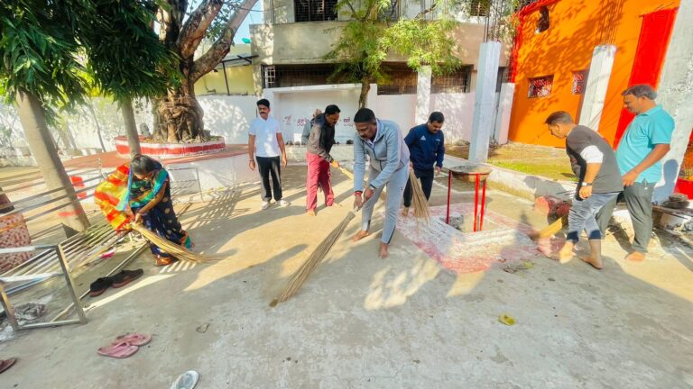 भाजपा जिलाध्यक्ष एवं सिवनी विधायक के साथ कार्यकत्र्ताओंं ने मंदिरों की सफाई सिवनी यशो:- राम मंदिर प्राण प्रतिष्ठा कार्यक्रम 22 जनवरी के तहत 14 जनवरी से प्रतिदिन भाजपा का देव स्थान सफाई अभियान प्रतिदिन जारी है । इस अभियान के तहत मंगलवार 16 जनवरी को भाजपा नगर मंडल उत्तर मंडल के मंदिरों में सिवनी भाजपा जिलाध्यक्ष आलोक दुबे, विधायक दिनेश राय मुनमुन पूर्व जिला अध्यक्ष सुजीत जैन, मंडल अध्यक्ष संजय सोनी ने प्रशासनिक अधिकारियों एवं भाजपा के वरिष्ठ नेताओं, पदाधिकारियों, कार्यकर्ताओं के साथ सिवनी नगर के हनुमान मंदिर जिला चिकित्सालय के सामने, मरहाई माता मंदिर, सिंहवाहिनी मंदिर एवं गायत्री मंदिर मे सफाई कार्य एवं कीर्तन किया किया। यहाँ बता दें कि देश के प्रधानमंत्री नरेन्द्र मोदी आगामी 22 जनवरी को अयोध्या में भगवान श्रीराम के नवनिर्मित भव्य मंदिर में रामलला की प्राण प्रतिष्ठा करने वाले है । भारतीय जनता पार्टी इस अवसर को पूरे देश में भर में देव स्थानों की सफाई कर देव स्थानों को स्वच्छ और सुंदर बनाने कर 22 जनवरी को आम जनता के साथ भव्यता के साथ उत्सव मनाने का कार्यक्रम निर्धारित कर चुकी है और इसी कार्यक्रम के तहत 22 जनवरी के पूर्व देव स्थानों की सफाई का कार्यक्रम चलाया जा रहा है भाजपा सहित अन्य सनातनी संगठन 22 जनवरी को पूरे उत्साह के साथ दीपावली मनाने की तैयारी कर रहे है । अनेक सनातनी संगठन नगर में साज सज्जा के कार्य भी कर रहे है ।