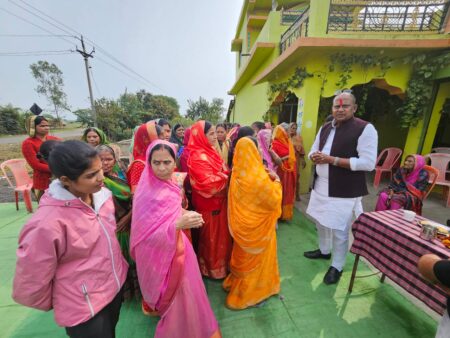 विधायक दिनेश राय की आभार रैली का ग्रामीण कर रहे भव्य स्वागत सिवनी यशो:- बुधवार 31 जनवरी को सिवनी विधायक दिनेश राय मुनमुन ने जन आभार यात्रा मे पहुंचकर ग्रामीण जनों का आभार व्यक्त किया। विधायक श्री राय ने जन आभार यात्रा के तहत विधानसभा क्षेत्र अंतर्गत आने वाले ग्राम लोनिया से यात्रा आरंभ कर सिमरिया, दिघौरी, ढेंकी, तिघरा, खापा, घोंटी एवं टिकारी आदि ग्रामों का दौरा किया उन्होंने ग्रामीण बंधुओं से मुलाकात कर आभार प्रकट करते हुये कहा कि आप लोगों ने मुझे जिस विश्वास के साथ भारी बहुमत से विजयी बनाया है उस विश्वास के अनुरूप कार्य किये जायेंगे आप सभी मेरा परिवार है । इस दौरान ग्रामीणों बंधुओं द्वारा जगह-जगह आतिशबाजी, ढोल-बाजे बजाकर भव्य आगवानी की एवं शाल श्रीफल भेंटकर कर फूलमालाओं से आत्मीय स्वागत किया। इस अवसर पर कांशीराम बघेल अतरसिंह बघेल, कोमल बघेल, घनश्याम बघेल विधायक प्रतिनिधि, सुरेन्द्र बघेल, निरंजन बघेल, नीलू बघेल, मनोज बघेल, नारायण बघेल, हेमराज बघेल, मुकुंद बघेल, जिनेश बघेल, गोलू बघेलए मुनू बघेल, गोपाल बघेल, रघुराज बघेल , रामदयाल बघेल, थानसिंह बघेल, सुनील बघेल, गुडई यादव, महेश बघेल सुन्दर बघेल, मोहनसिंह बघेल , योगेश बघेल, महासिंह बघेल, संजय बघेल सहित ग्रामीण बंधुओं की गरिमामय उपस्थिति रही। इसके अलावा गत दिवस विधायक दिनेश राय मुनमुन जामुनटोला, बांदरा एवं बजरवाडा के मध्य स्थित गुरलूघाट पहुंचे। जहां पर मां बंजारी सेवा समिति द्वारा आयोजित एक कुण्डीय शतचंडी महायज्ञ एवं देवी भागवत महापुराण मे शामिल होकर कथा का श्रवण किया। तथा व्यासपीठ पर विराजमान पूज्य श्री अमृतदास जी महाराज को शाल श्रीफल भेंटकर सम्मान कर आशीर्वाद प्राप्त किया।