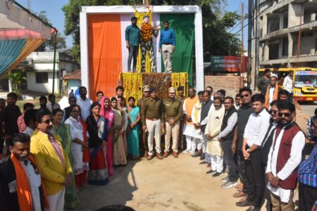 वीरबाला बिन्दु कुमरे के शहीद दिवस पर बरघाट में मनाया गया 'Óनगर गौरव दिवसÓÓ बरघाट यशो:- विगत वर्षानुसार इस वर्ष भी बरघाट की माटी में जन्मीा महारकौशल क्षेत्र की वीर बालिका बिन्दुÓ कुमरे के बलिदान दिवस पर नगर परिषद बरघाट द्वारा 'Ó नगर गौरव दिवसÓÓ का आयोजन बडे ही धूम-धाम से किया गया , जिसमें नगर के समस्त् शासकीय एवं अशासकीय शालाओं के छात्र/छात्राएं, समस्त जनप्रतिनिधिगण, वरिष्ठी एवं गण्मारन्या नागरिकगण उपस्थित होकर अपने आप को गौरवांवित महसूस किया । 16 जनवरी बरघाट क्षेत्र के समस्त नागरिकों के लिए सम्मान और गौरव का दिन है इसी दिन वीरबाला बिन्दु कुमरे जो केन्द्रीय सुरक्षा बल में आरक्षक के पद पर 88 वीं वाहिनी के केन्द्रीय रिजर्व पुलिस बल में पदस्थ रहते हुए जम्मू-कश्मीर एयरपोर्ट 16 जनवरी 2001 को जैश-ए-मोहम्मद के आतंकवादियों से अपने अदम्य साहस, वीरता, बहादुरी एवं कुशल योग्यता से मुठ-भेड करते हुए देश के लिए अपने प्राणों की आहूती देकर शहीद हो गई थी। यह कार्यक्रम 02 वर्षों से नगर परिषद बरघाट में आयोजित किया जा रहा है । उक्त कार्यक्रम अन्तबर्गत निकाय के विद्यालयों के द्वारा प्रभात रैली निकाली गई जो उत्कृरष्ट विद्यालय बरघाट से प्रारंभ होकर बिन्दुर कुमरे चौक (कान्हीजवाडा चौक) में वीरबाला बिन्दुे कुमरे को श्रद्वांजली अर्पित करते हुए मंचीय कार्यक्रम हेतु कार्यालय नगर परिषद बरघाट के सामने सभामंच में एकत्रित हुए । शहीद बिन्दुे कुमरे चौक एवं कार्यक्रम स्थल पर आमंत्रित समस्त जनप्रतिनिधियो, गणमान्यन नागरिकों द्वारा भी श्रद्वा सुमन अर्पित कर अपने आप को गौरवांवित महसूस किया । आयोजित कार्यक्रम में रंगारंग प्रस्तुती के साथ रंगोली प्रतियोगिता भी आयोजित की गई । उपरोक्ति कार्यक्रम में शहीद बिन्दु कुमरे की माता श्रीमती गिंदिया बाई कुमरे, नवनिर्वाचित विधायक कमल मर्सकोले, प्रदेश अध्यक्ष युवा मोर्चा वैभव पंवार, जिला कलेक्टर क्षितिज सिंघल, पुलिस अधीक्षक राकेश सिंह, नगर परिषद अध्यकक्ष श्रीमती इमरता साहू, उपाध्यक्ष श्रीमती ममता अनिल पाठक, सभापति अभिलाष गोलू मालवी, सभापति ज्ञानसिंह चौधरी, सभापति हेमंत राहंगडाले, सभापति श्रीमती निधि ऋषभ जायसवाल, सभापति असंत उइके, पार्षद जितेन्द्र सिंगारे, पार्षद श्रीमती साक्षी ढालसिंह बिसेन, श्यागमसिंह कुमरे, रामेश्वपर कुमरे , शरद कुमरे, हरकचंद टेमरे, सासंद प्रतिनिधि अनिल पाठक, विवेक बिसेन, नरेश सिंह राजपूत, मुख्य नगर पालिका अधिकारी वेदप्रकाश पुरी गोस्वा्मी सहित नगर परिषद के समस्त अधिकारी/कर्मचारी उपस्थित हुए ।