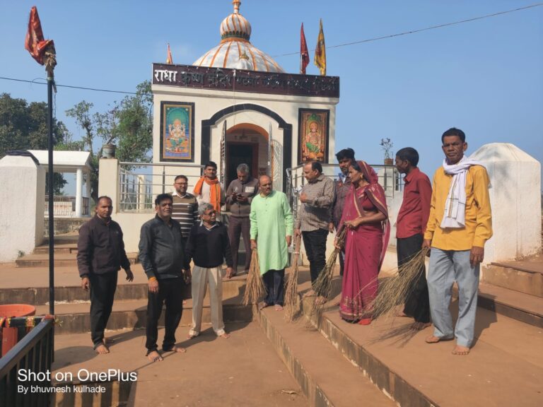 प्राण प्रतिष्ठा उत्सव के लिये मंदिरों भाजपा कर रही सफाई नगर के पाँच मंदिरों एवं बैनगंगा घाट तथा मुंडारा में भाजपा जिलाध्यक्ष ने प्रारंभ किया अभियान सिवनी यशो :- राम मंदिर प्राण प्रतिष्ठा कार्यक्रम 22 जनवरी के तहत 14 जनवरी से प्रतिदिन भाजपा का देव स्थान सफाई अभियान जारी है । इस अभियान के तहत बुधवार 17 जनवरी को भाजपा नगर उत्तर मंडल के मंदिरों एवं पवित्र बैनगंगा नदी के तट लखनवाड़ा तथा बैनगंगा उद्गम स्थल मुंडारा में भाजपा जिलाध्यक्ष आलोक दुबे, ने भाजपा के वरिष्ठ नेताओं, पदाधिकारियों, कार्यकर्ताओं के साथ मंदिरों की सफाई धुलाई एवं बैनगंगा के तटो ंपर स्वच्छता का व्यापक अभियान प्रारंभ किया । भाजपा जिला सह मीडिया प्रभारी मनोज मर्दन त्रिवेदी ने जानकारी देते हुये बताया कि भाजपा जिला अध्यक्ष आलोक दुबे की उपस्थिती में नगर भाजपा उत्तर मंडल के सोमवारी चौक स्थित काल भैरव मंदिर, शिव मंदिर, राम मंदिर, काली मंदिर महामाया मंदिर, ज्वाला देवी मंदिर भैरोगंज में सफाई कार्य कर मंदिरों की धुलाई की गयी । मंदिरों की सफाई कार्य के दौरान पूर्व भाजपा जिला अध्यक्ष प्रेम तिवारी, पूर्व नपा अध्यक्ष राजेश त्रिवेदी भाजपा उत्तर मंडल में अध्यक्ष संजय सोनी, महिला मोर्चा जिला अध्यक्ष श्रीमती उर्मिला उईके, संजय खंडाईत, कपिल पांडे, युवा मोर्चा जिला उपाध्यक्ष शुभम राजपूत, विनोद सोनी, अनूप मिश्रा, ज्योति राजपूत, सूर्यपाल बघेल, भुनेश कुल्हाड़े, निरंजन मिश्रा, स्थानीय पार्षद रवि शंकर भांगरे, रामकुमारी बरमैया, मनीष राय, जय श्रीवास्तव, मनोज नामदेव अनिल पटवा सहित नगर पालिका परिषद के मुख्य नगर पालिका अधिकारी उपस्थित रहे । इसी प्राकर बैनगंगा घाट लखनवाड़ा में सफाई के दौरान भाजपा मंडल लखनवाड़ा के अध्यक्ष अनिल बघेल एवं मंडल के कार्यकत्र्ता, ग्राम पंचायत की सरपंच श्रीमती अटल बघेल एवं ग्रामीण जन उपस्थित रहे । बैनगंगा उद्गम स्थल मुंडारा में सफाई के दौरान भाजपा जिला अध्यक्ष के साथ भाजपा मंडल के कार्यकत्र्ता और जिला पदाधिकारी सहित पूर्व जिला पंचायत सदस्य अनिल सहारे, जनपद सदस्य रवि आदि की उपस्थिती रही । भाजपा जिला अध्यक्ष ने सफार्ई के दोरान कहा कि देश के प्रधानमंत्री नरेन्द्र मोदी आगामी 22 जनवरी को अयोध्या में भगवान श्रीराम के नवनिर्मित भव्य मंदिर में रामलला की प्राण प्रतिष्ठा करने वाले है । भारतीय जनता पार्टी इस अवसर को पूरे देश में भर में देव स्थानों की सफाई कर देव स्थानों को स्वच्छ और सुंदर बना कर 22 जनवरी को आम जनता के साथ भव्यता के साथ उत्सव मनाने का कार्यक्रम निर्धारित किया गया है । मंदिरों की साफ सफाई के साथ ग्रामों में स्वाच्छता के कार्यक्रम ग्रामीण जन चलाकर उत्साह के साथ अपने अपने परिवेश को सजाने में जुटे हुये है और भगवान राम की पुर्नप्राण प्रतिष्ठा को दीपावली मनाने का मन बना चुके है ।