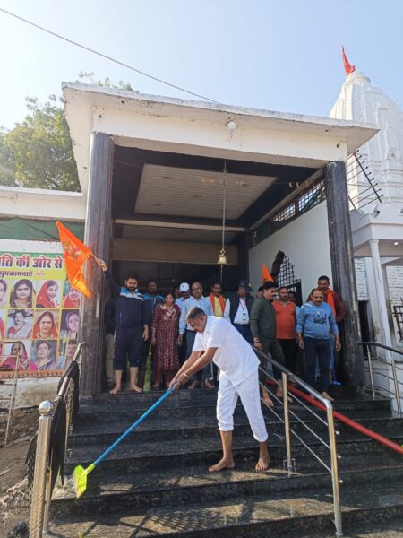 भाजपा ने मंदिरों में प्रारंभ किया सफााई अभियान सिवनी यशो:- दिवाली के पहले जिस तरह से लोग घरों में साफ सफाई करते हैं, ठीक उसी तर्ज पर भारतीय जनता पार्टी ने 14 जनवरी से 21 जनवरी तक जिले के हर मठों और मंदिरों में सफाई अभियान चलाया है भाजपा जिलाध्यक्ष आलोक दुबे एवं सिवनी विधायक दिनेश राय सहित भाजपा के अनेक जिला पदाधिकारियों ने सिवनी नगर के दक्षिण मंडल से अभियान की शुरूवात की । इसी तरह जिले के हर ग्राम ग्राम तक मंदिरों में भाजपा के कार्यकत्र्ता समाज के साथ मिलकर मंदिर की सफाई और साज सज्जा का व्यापक अभियान चलाकर अयोध्या के राम मंदिर प्राण प्रतिष्ठा समारोह को भव्य और दिव्य बनाने के लिये पूरे उत्साह से जुटे हुये है । रविवार 14 जनवरी को भाजपा जिला अध्यक्ष आलोक दुबे एवं सिवनी सहित अनेक जिला पदाधिकारियों ने दक्षिण मंडल के अध्यक्ष अभिषेक दुबे एवं मंडल के कार्यकत्र्ताओं के साथ मिलकर सिवनी नगर में जगद्गुरू शंकराचार्य द्वारा स्थापित मठ मंदिर, नगर देवी के माता दिवाला मंदिर एवं भगवान श्रीकृष्ण के कृष्ण मंदिर में स्वच्छता का अभियान प्रारंभ किया और मंदिरों की साफ सफाई की । भाजपा जिला अध्यक्ष आलोक दुबे ने कहा कार्यकत्र्ताओं में राम मंदिर प्राण प्रतिष्ठा को लेकर व्यापक उत्साह है दरअसल 5 सौ साल के लंबे इंतजार के बाद 22 जनवरी को अयोध्या में भगवान श्री राम के मंदिर की प्राण प्रतिष्ठा होने जा रही है, और इस दिन बीजेपी पूरे देश में दिवाली मनाने की तैयारी कर रही है। भाजपा जिला सह मीडिया प्रभारी मनोज मर्दन त्रिवेदी ने प्रेस को जारी विज्ञप्ति में बताया कि 14 जनवरी से 21 जनवरी तक चलने वाले मंदिरों के इस सफाई अभियान के तहत सिवनी जिले के प्रत्येक मंदिर में सफाई अभियान से पहले भाजपा जिला अध्यक्ष श्री दुबे एवं सिवनी विधायक दिनेश राय मुनमुन ने मठ मंदिर, माता दिवाला मंदिर एवं कृष्ण मंदिर के बाहरी परिसर में झाड़ू लगाई और कचरा उठाकर सफाई की। वहीं मंदिर के अंदर के परिसर की धुलाई की। इसी तरह का सफाई अभियान जिले के अन्य क्षेत्रों में भी प्रारंभ हो चुका है भाजपा के सभी कार्यकत्र्ता और रामभक्त इस अभियान में बढ़चढ़कर भाग ले रहे है । सिवनी उत्तर मंडल के अध्यक्ष संजय सोनी ने बताया कि उत्तर मंडल के मंदिरों में सफाई अभियान सोमवार से प्रारंभ होगा । भाजपा के कार्यकत्र्ता जन जन के साथ मिलकर मंदिरों की सफाई के साथ हर परिवारों से आग्रह कर रहे है कि 22 जनवरी को पूरे देश को अयोध्या जैसा ही सजाना है हर घर में दीपोत्सव मनाया जायेगा दीपमालिकाओं से मंदिर प्राण प्रतिष्ठा पर दिवाली मनायी जायेगी । रविवार को मठ मंदिर से प्रारंभ सफाई अभियान में भाजपा जिलाध्यक्ष आलोक दुबे, सिवनी विधायक दिनेश राय मुनमुन, जिला महामंत्री गजानंद पंचेश्चर, महिला मोर्चा जिलाध्यक्ष श्रीमती उर्मिला उईके, अभिषेक दुबे, राजू यादव, संतोष नगपुरे, आशीष सोनी, बाबा पांडे,दिनेश चौकसे , गोलू पार्षद , अनिल कश्यप , ऋषभ चौरसिया , अजय गहलोद, आदि सभी राम भक्तो के साथ मंदिर के साफ सफाई एवं प्रांगण को साफ कर आशीष लिया और अन्य जन मानस को राम लला के अयोध्या में विराजमान होने का न्यौता दिया ।। मठ मंदिर, माता दिवाला एवं कृष्ण मंदिर से भाजपा जिलाध्यक्ष एवं सिवनी विधायक ने प्रारंभ किया अभियान