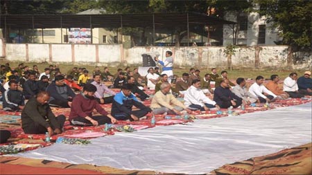 प्राणायाम और योग की विभिन्न मुद्राओं का हुआ अभ्यास जगन्नाथ उत्कृष्ट विद्यालय में सूर्य नमस्कार मंडला यशो:- 12 जनवरी Óराष्ट्रीय युवा दिवसÓ के अवसर पर प्रदेश के साथ मण्डला जिले में सामूहिक सूर्य नमस्कार कार्यक्रम का आयोजन किया गया। यह कार्यक्रम जिले के समस्त स्कूलों में एकसाथ सम्पन्न हुआ। जिला स्तर पर सामूहिक सूर्य नमस्कार कार्यक्रम शासकीय जगन्नाथ उत्कृष्ट विद्यालय में आयोजित किया गया। कार्यक्रम का शुभारंभ जिला पंचायत अध्यक्ष संजय कुशराम एवं नगरपालिका अध्यक्ष विनोद कछवाहा ने दीप प्रज्जवलन एवं माल्यार्पण से किया। इस अवसर पर विद्यालय परिसर में एक साथ सभी ने सूर्य नमस्कार के कार्यक्रम में भाग लेकर विभिन्न आसन किए। कार्यक्रम में मुख्यमंत्री डॉ. मोहन यादव के रेडियो संदेश का प्रसारण भी किया गया। मंच पर मिनी सिंह, कमलेश धर दुबे तथा अनिल वर्मा ने उपस्थितजनों को योगाभ्यास कराया। जिला पंचायत अध्यक्ष संजय कुशराम ने कार्यक्रम के संबोधन में राष्ट्रीय युवा दिवस की शुभकामनाएं दी एवं कहा कि आज हम विवेकानंद जी को विश्व गुरू के रूप पहचान रहे हैं। उन्होने स्वामी विवेकानंद जी के कथन को उद्धृत करते हुए कहा कि उठो, जागो और तब तक नहीं रूको जब तक लक्ष्य प्राप्त न हो जाए। इस अवसर पर सीईओ जिला पंचायत श्रेयांश कूमट, अपर कलेक्टर राजेन्द्र कुमार सिंह, अतिरिक्त पुलिस अधीक्षक अमित वर्मा, नगरपालिका उपाध्यक्ष अखिलेश कछवाहा, संयुक्त कलेक्टर सीएल वर्मा एवं हुनेन्द्र घोरमारे सहित वरिष्ठ अधिकारी, खिलाड़ी एवं स्कूली विद्यार्थी उपस्थित थे। कार्यक्रम का संचालन अखिलेश उपाध्याय ने किया।