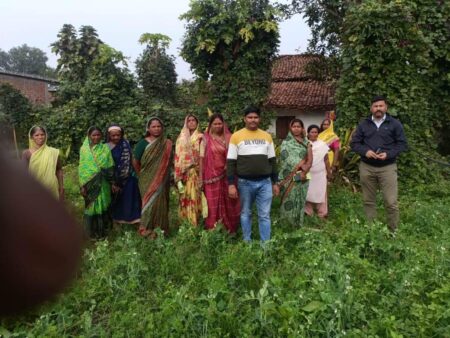 गुणवत्ता युक्त पोषण हेतु प्राकृतिक खेती अति लाभकारी सिवनी यशो:- कृषि विज्ञान केंद्र सिवनी के वरिष्ठ वैज्ञानिक एवं प्रमुख डॉ शेखर सिंह बघेल की मार्गदर्शन में केंद्र के खाद्य विज्ञान विशेषज्ञ डा. आर. एस. ठाकुर एवं डा. जी. के. राणा द्वारा कृषि विज्ञान केंद्र द्वारा अंगिकृत न्यूट्री स्मार्ट ग्राम राजोला विकासखंड कुरई में रसायन रहित सब्जी एवं फल उत्पादन एवं प्राकृतिक कृषि के विभिन्न घटक जीवामृत, घनजीवामृत, नीमास्त्र, दशपर्णीयअर्क एवं ब्रम्हास्त्र बनाने के लिये आवश्यक सामग्री एवं बनाने की विधि के बारे में जानकारी दी गई, तथा दशपर्णीअर्क का सब्जीयों में कीट नियंत्रण हेतु छिडकाव का प्रदर्शन किया गया। दशपर्णीअर्क के छिडकाव से फल एवं सब्जियों मे नुकसान पहुचाने वाले विभिन्न प्रकार के कीटो से को बचाया जा सके तथा गुणवत्ता युक्त सब्जी उत्पादन प्राप्त किया जा सके साथ ही महिला बाल विकास विभाग द्वारा आंगनबाडी केन्द्र में (0 से 5 वर्ष) बच्चों को टीकाकरण कराया गया एवं कृषि विज्ञान केंद्र के विशेषज्ञ द्वारा शिशु एवं धात्री माताओ एवं आमजन को समय पर टीकाकरण हेतु प्रोत्साहित किया गया। कार्यक्रम के दौरान सरपंच श्रीमति दुर्गा टेकाम एवं अंागनबाडी कार्यकर्ता श्रीमति शुशिला मरकाम की उपस्थिति रही।